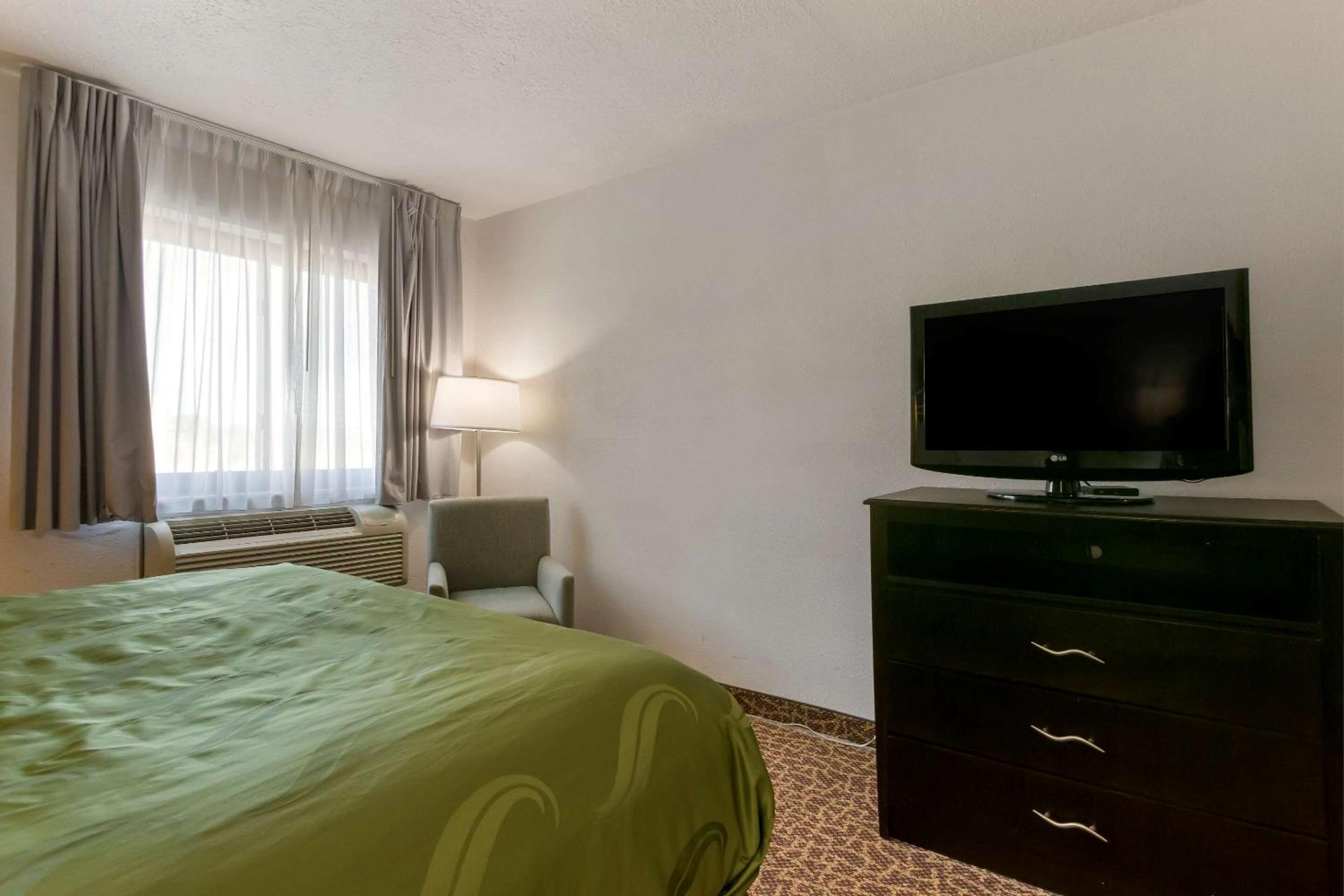 Queen Room with Two Queen Beds - Non Smoking photo 3