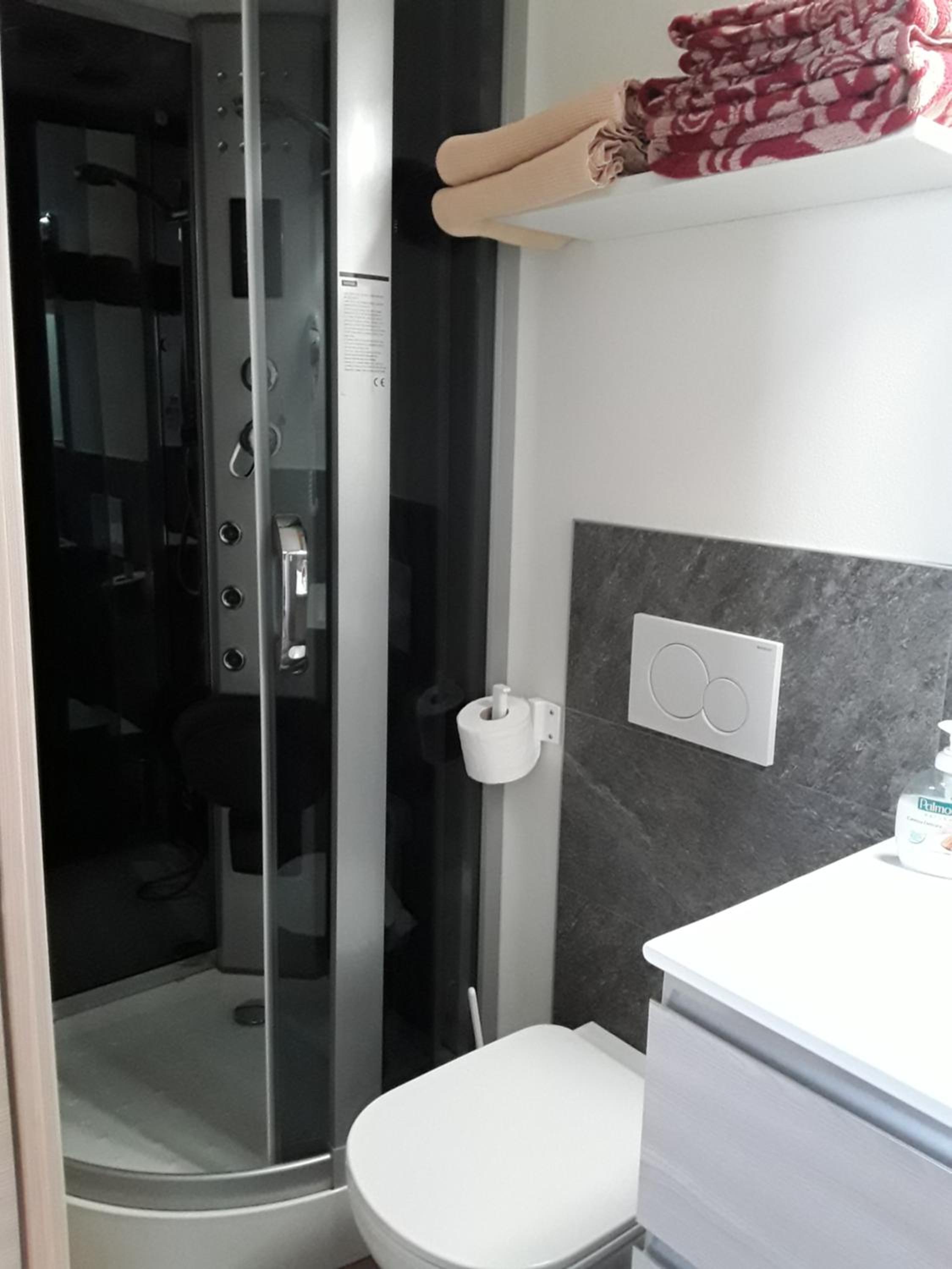 Standard Single Room with Shower photo 3