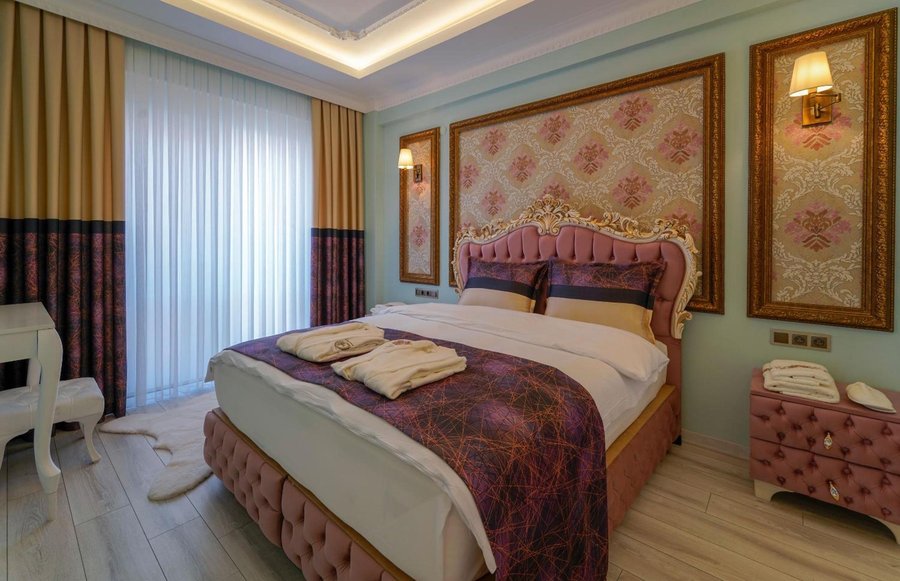 Queen Suite - Photo 1