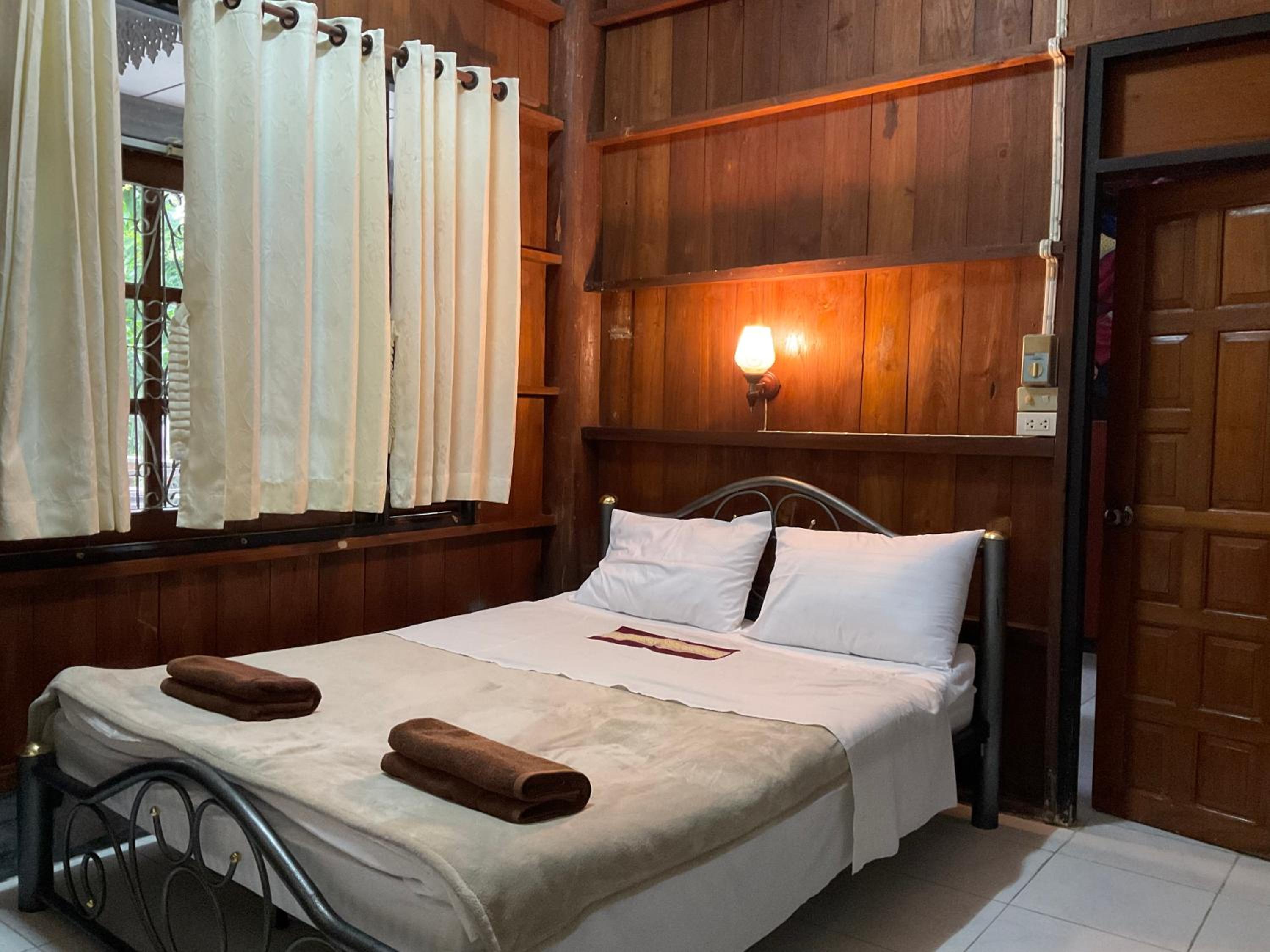 Queen Room with Shared Bathroom - Fan photo 1