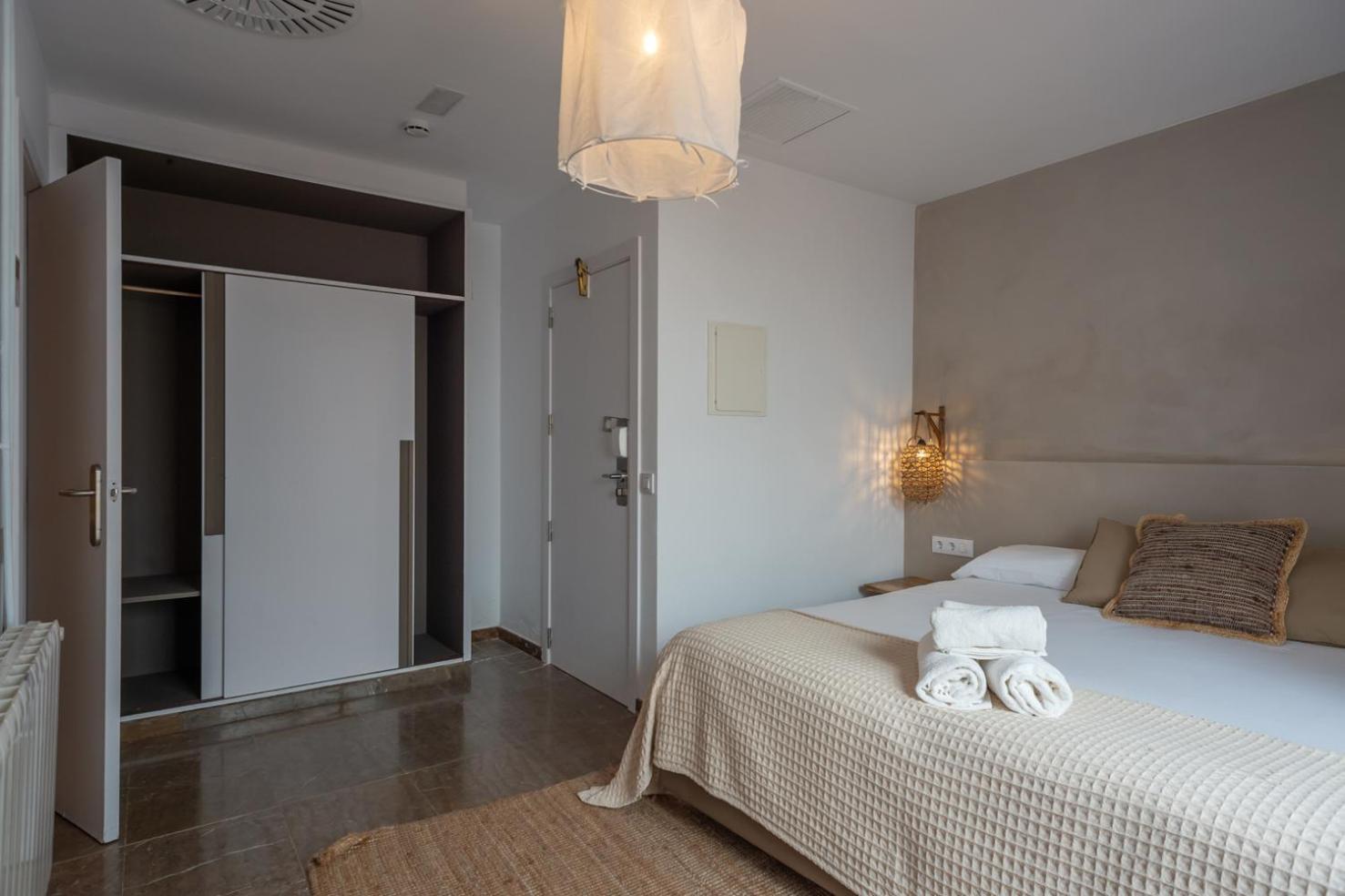Double Room with Patio - Photo 7