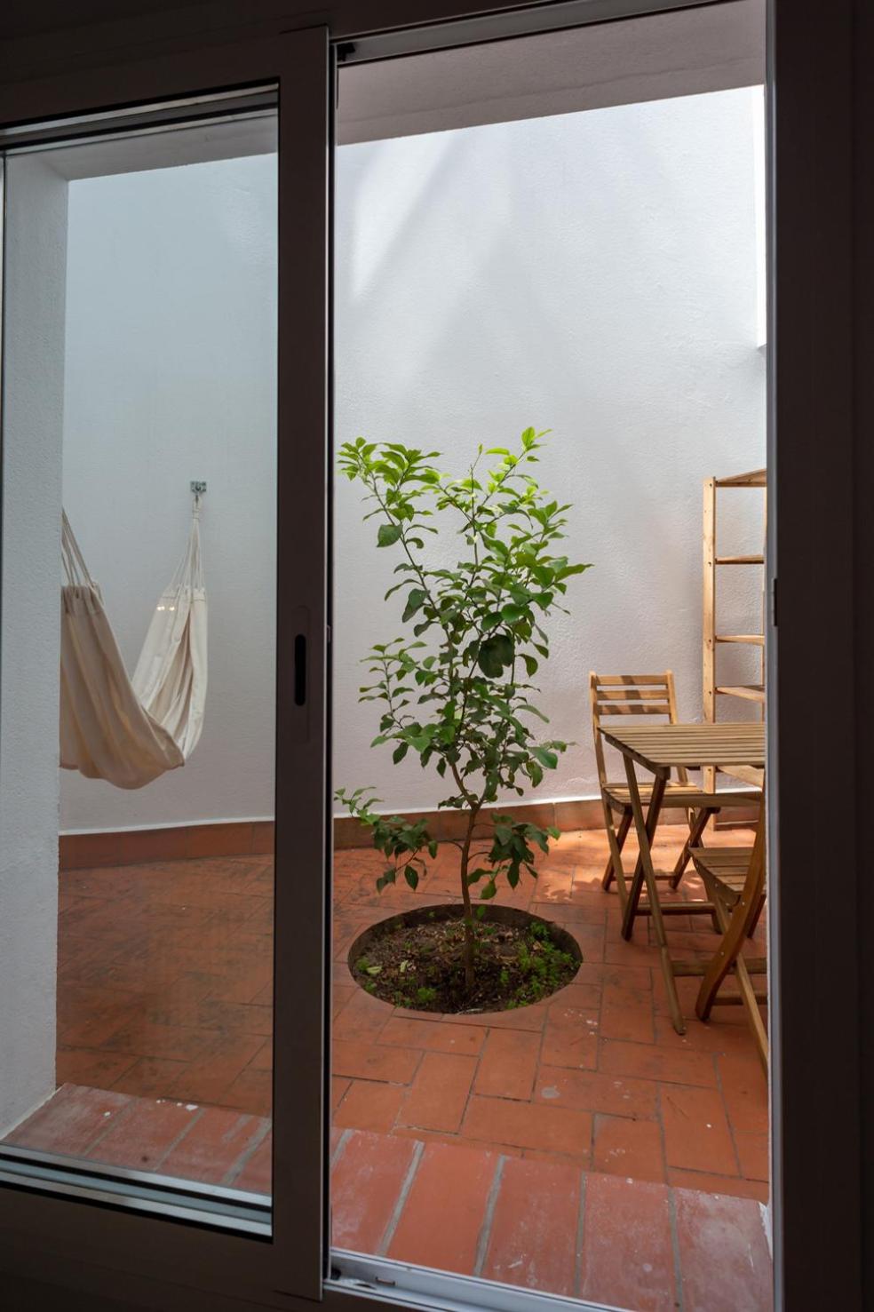 Double Room with Patio - Photo 8