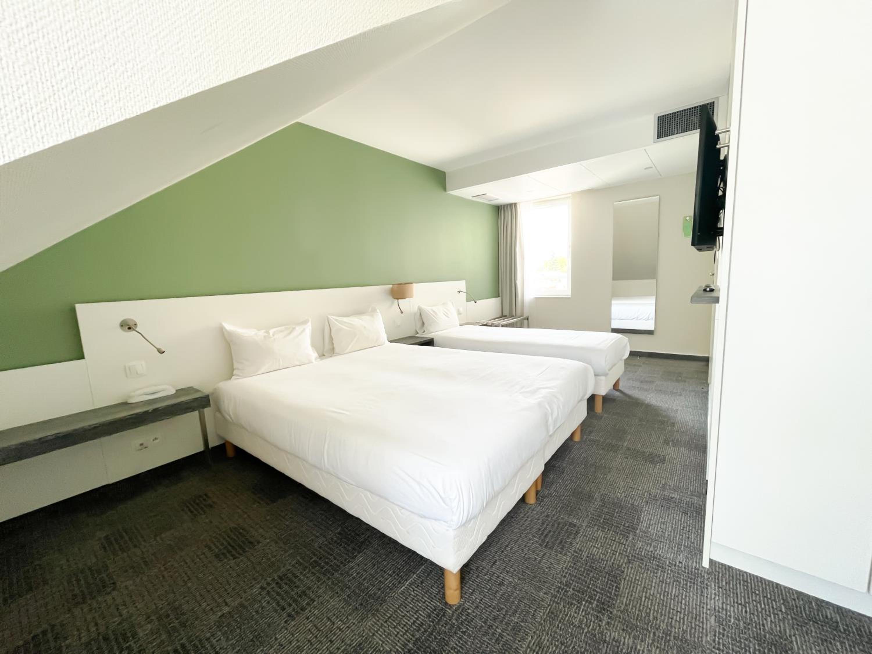 POP Room with One Double Bed and One Single Bed - Photo 3