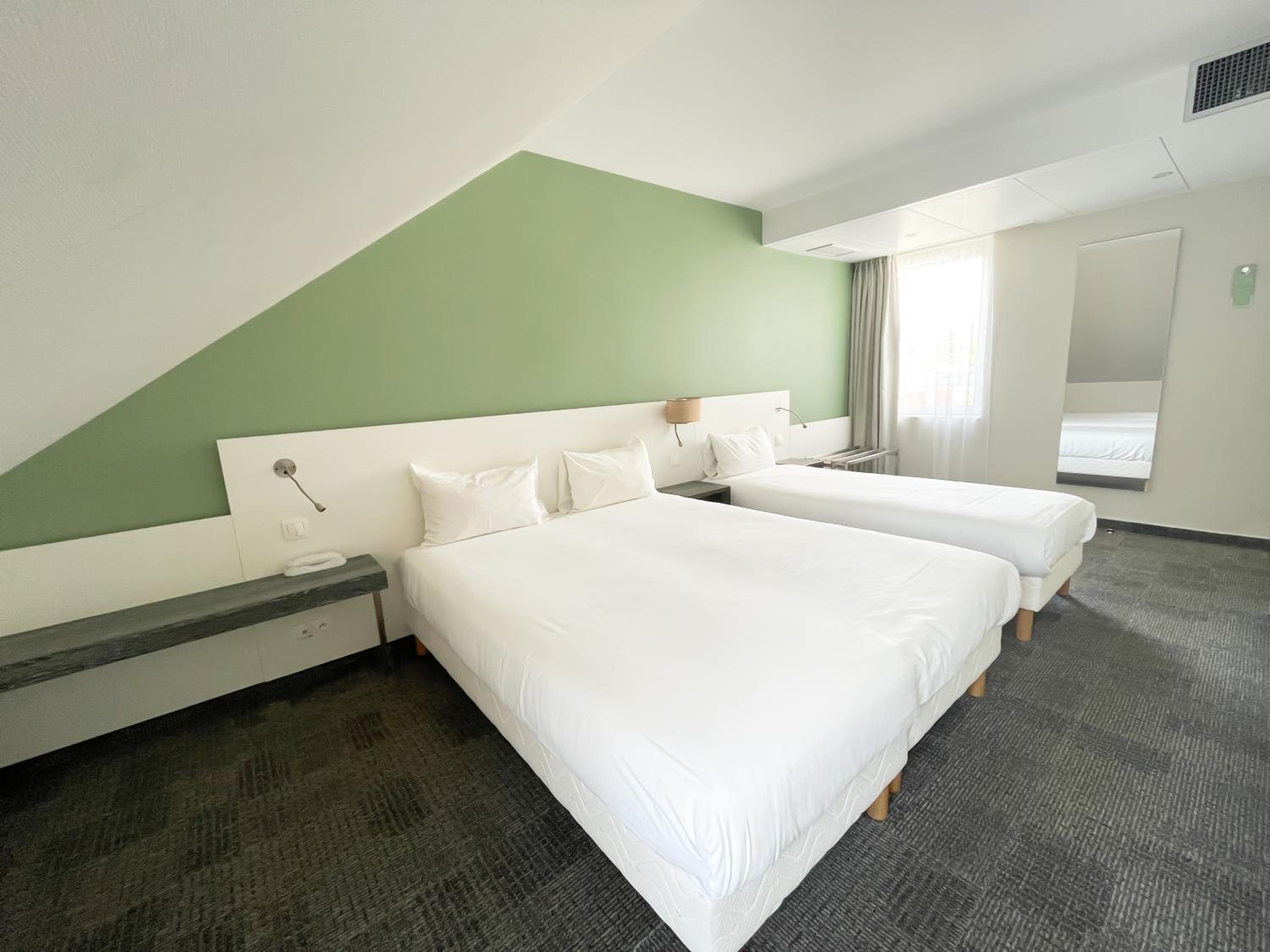 POP Room with One Double Bed and One Single Bed - Photo 1