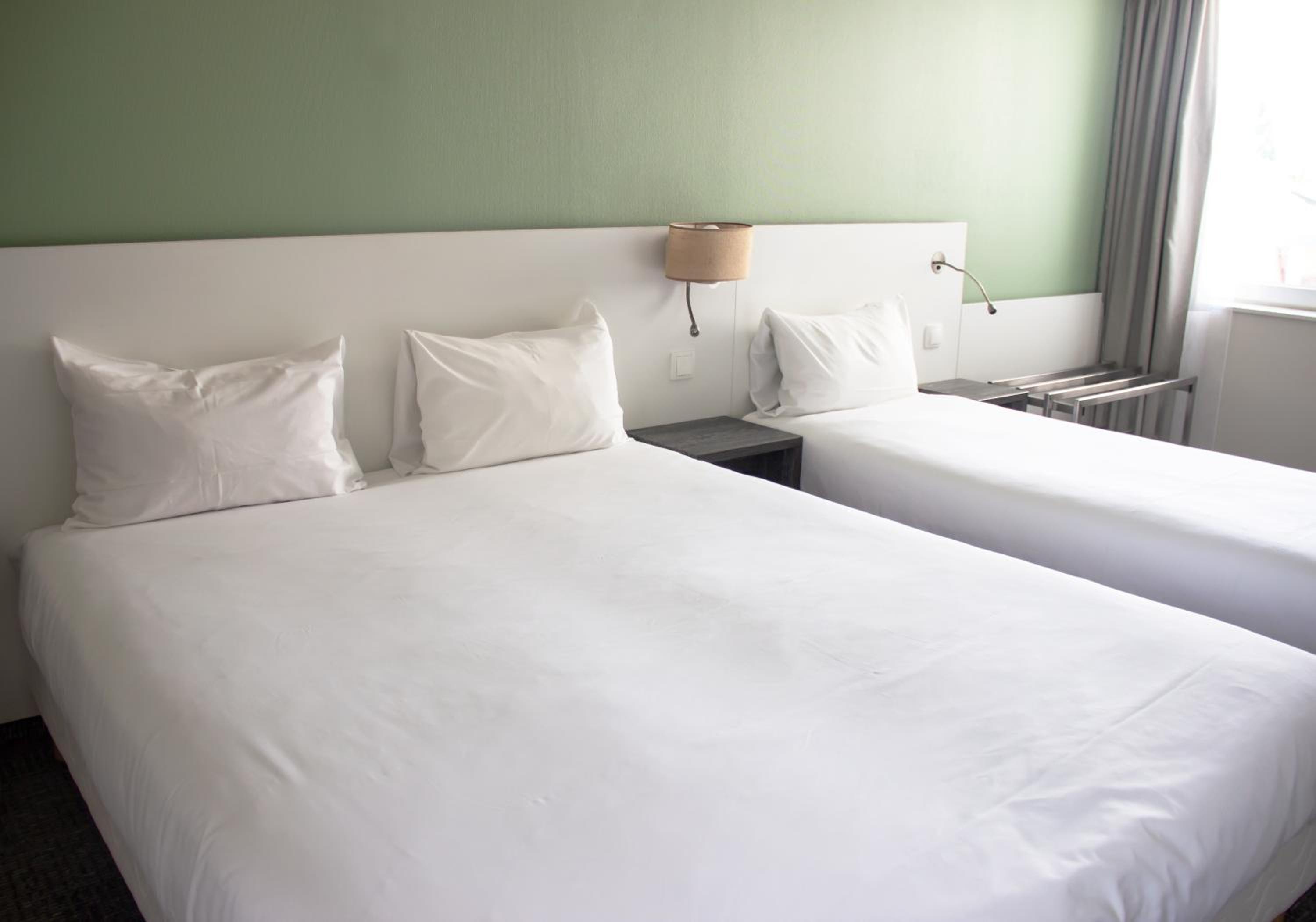 POP Room with One Double Bed and One Single Bed - Photo 5