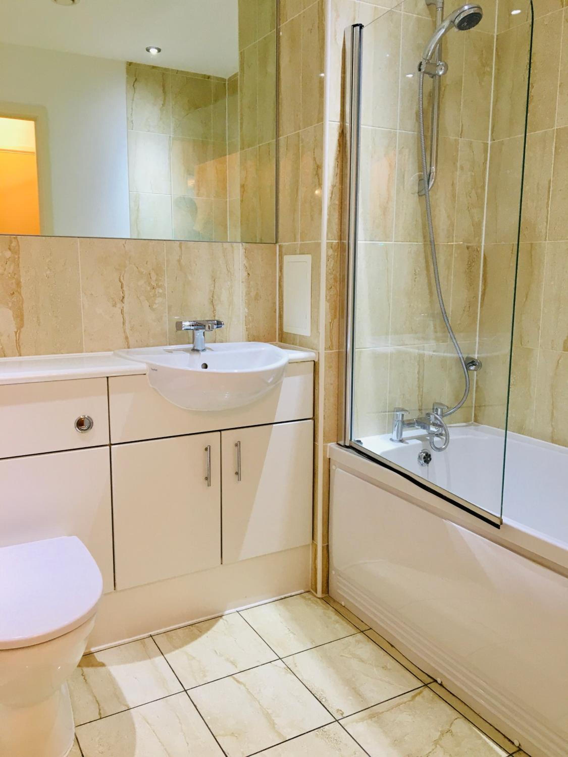 Apartment with Shower photo 2