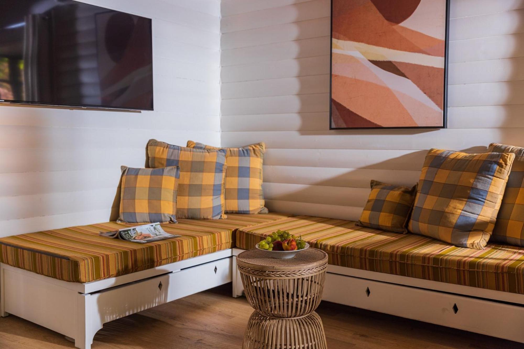 Wooden Deluxe Cabin With Jacuzzi - Photo 1