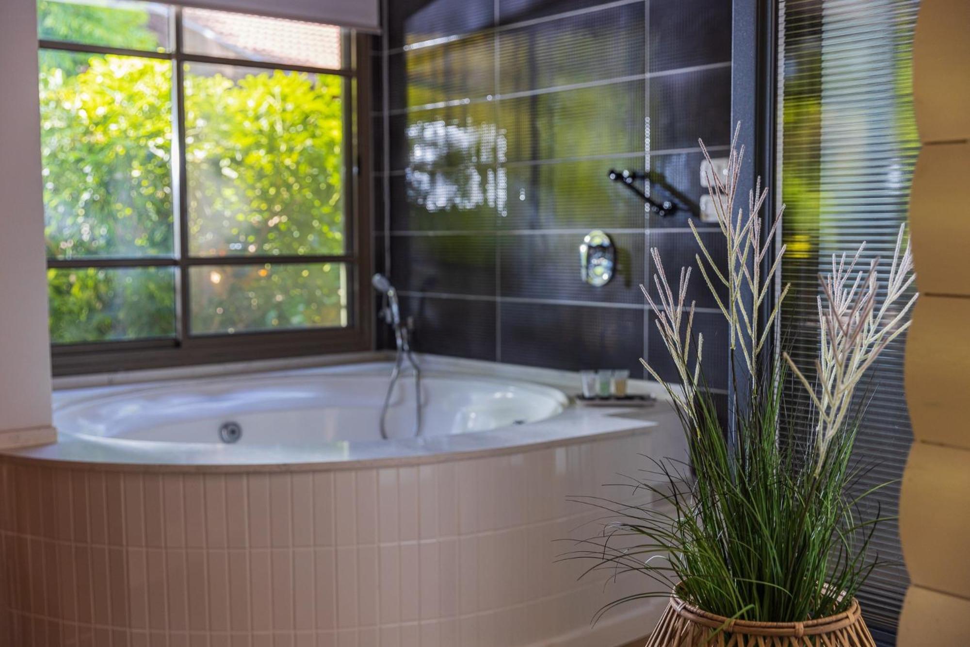 Wooden Deluxe Cabin With Jacuzzi - Photo 3
