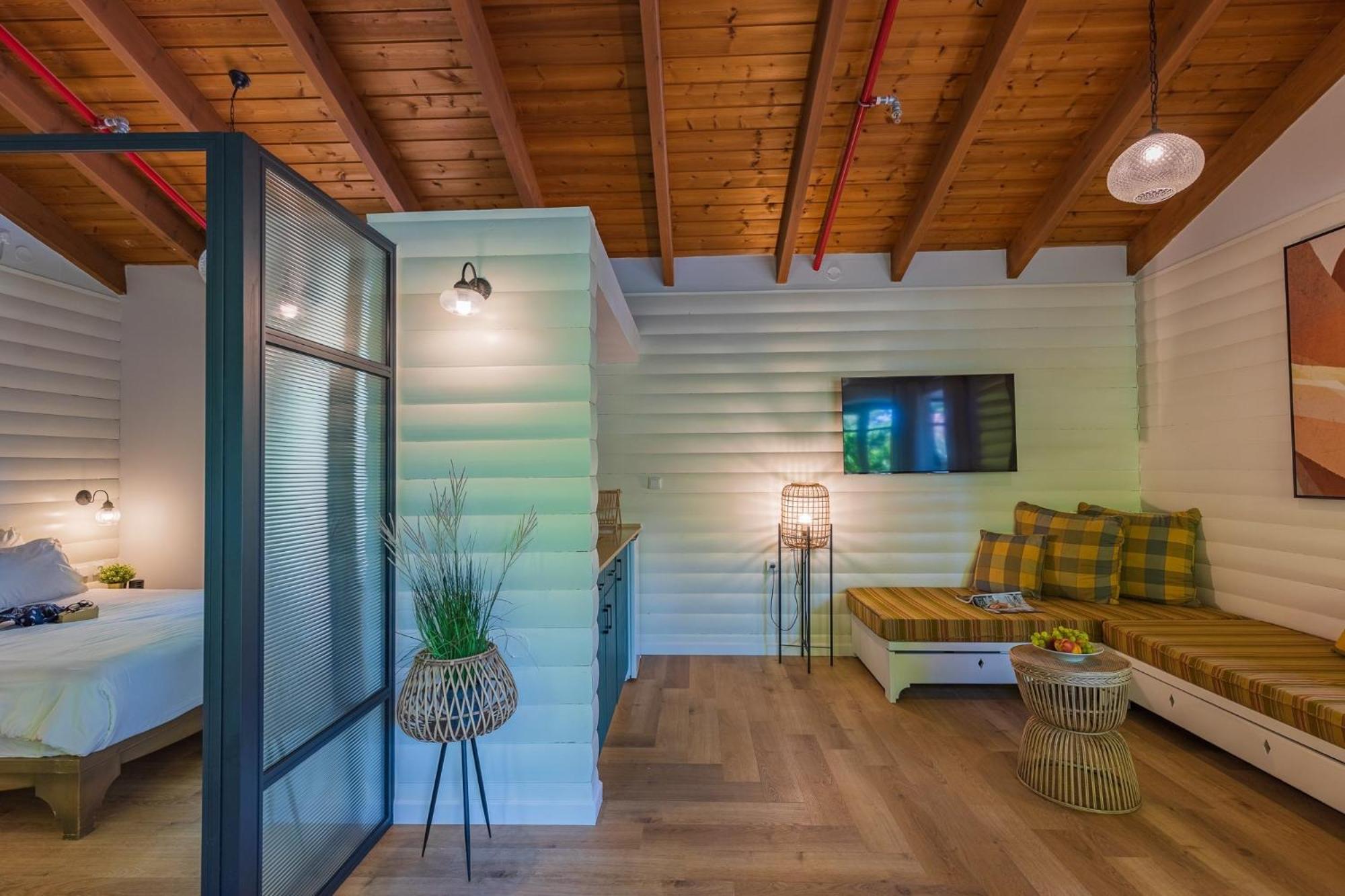 Wooden Deluxe Cabin With Jacuzzi - Photo 2