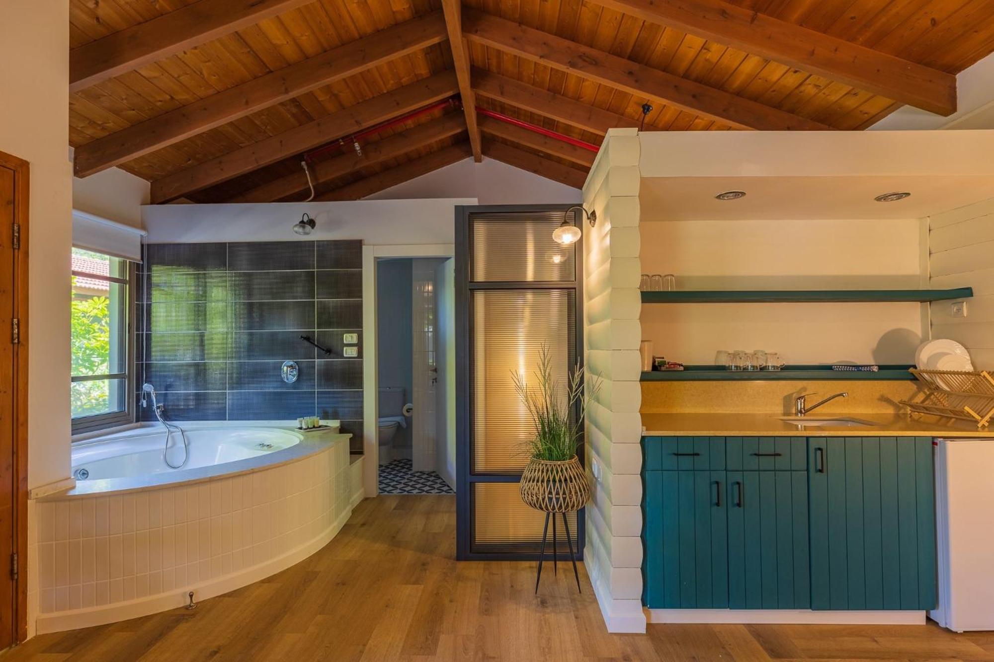 Wooden Deluxe Cabin With Jacuzzi - Photo 5
