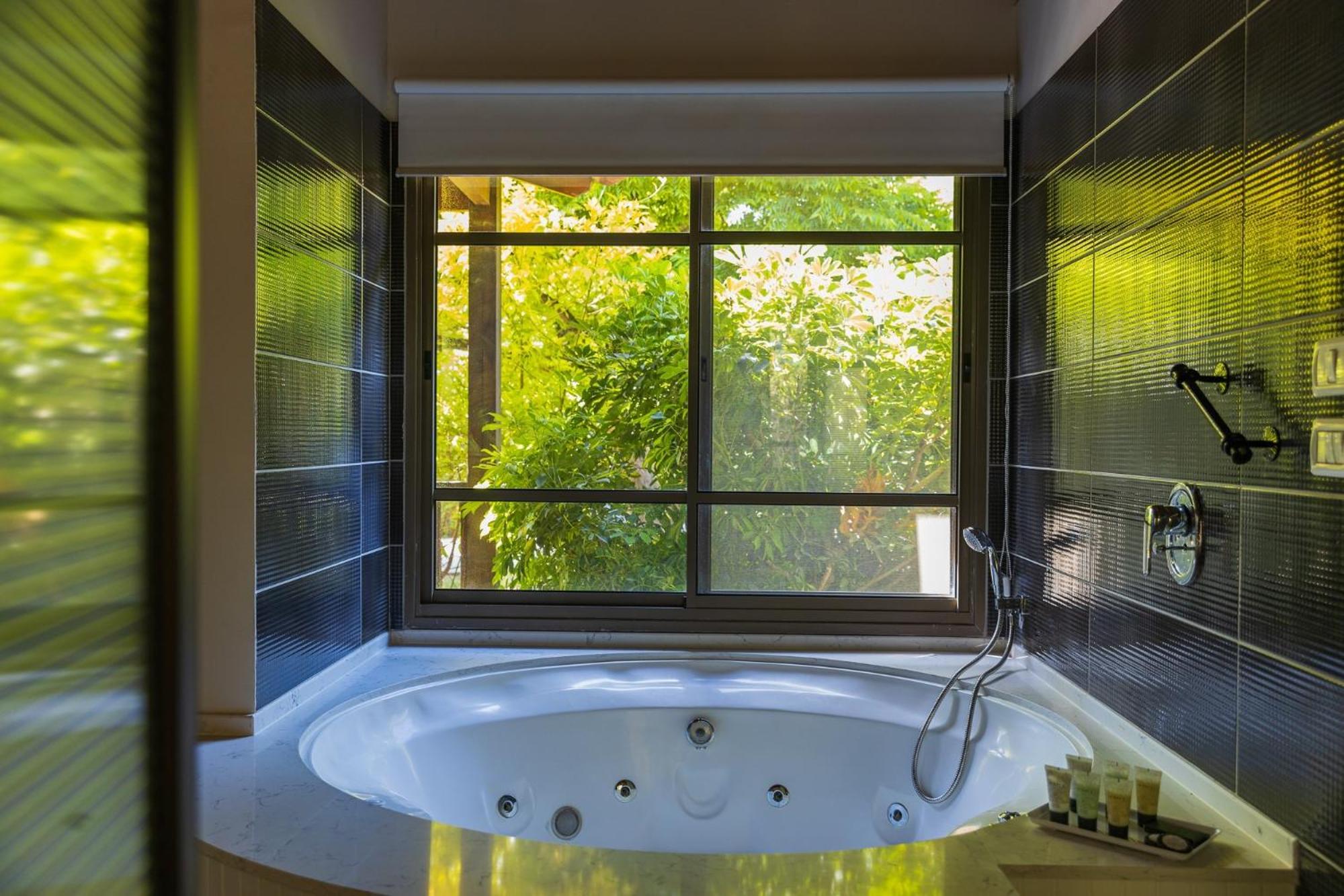 Wooden Deluxe Cabin With Jacuzzi - Photo 6