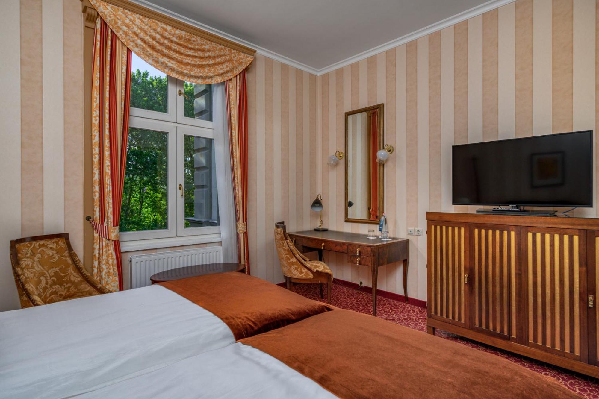 Deluxe Twin Room with Wellness and Fitness Access - Photo 3