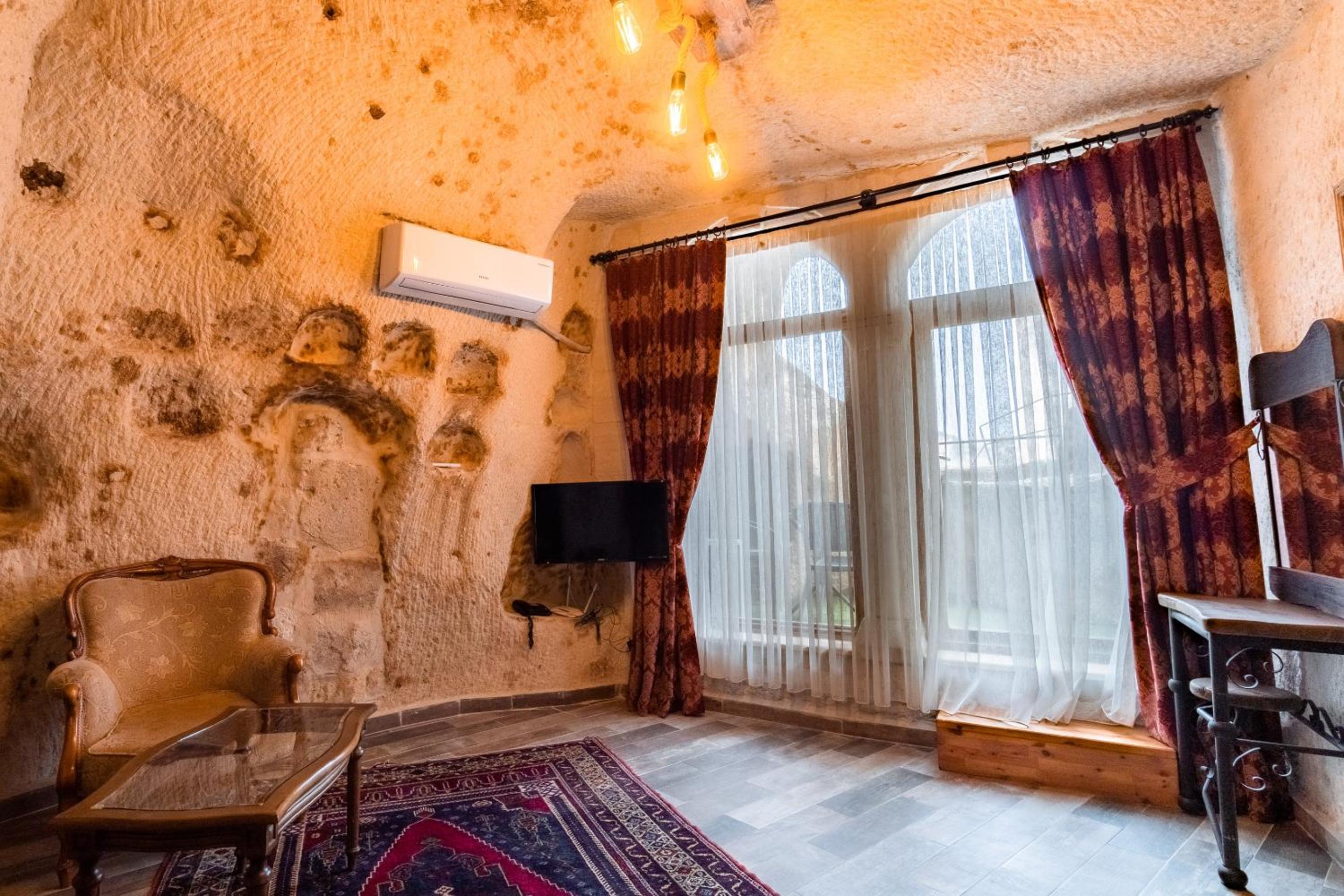 Jacuzzi Suite with Balcony photo 2