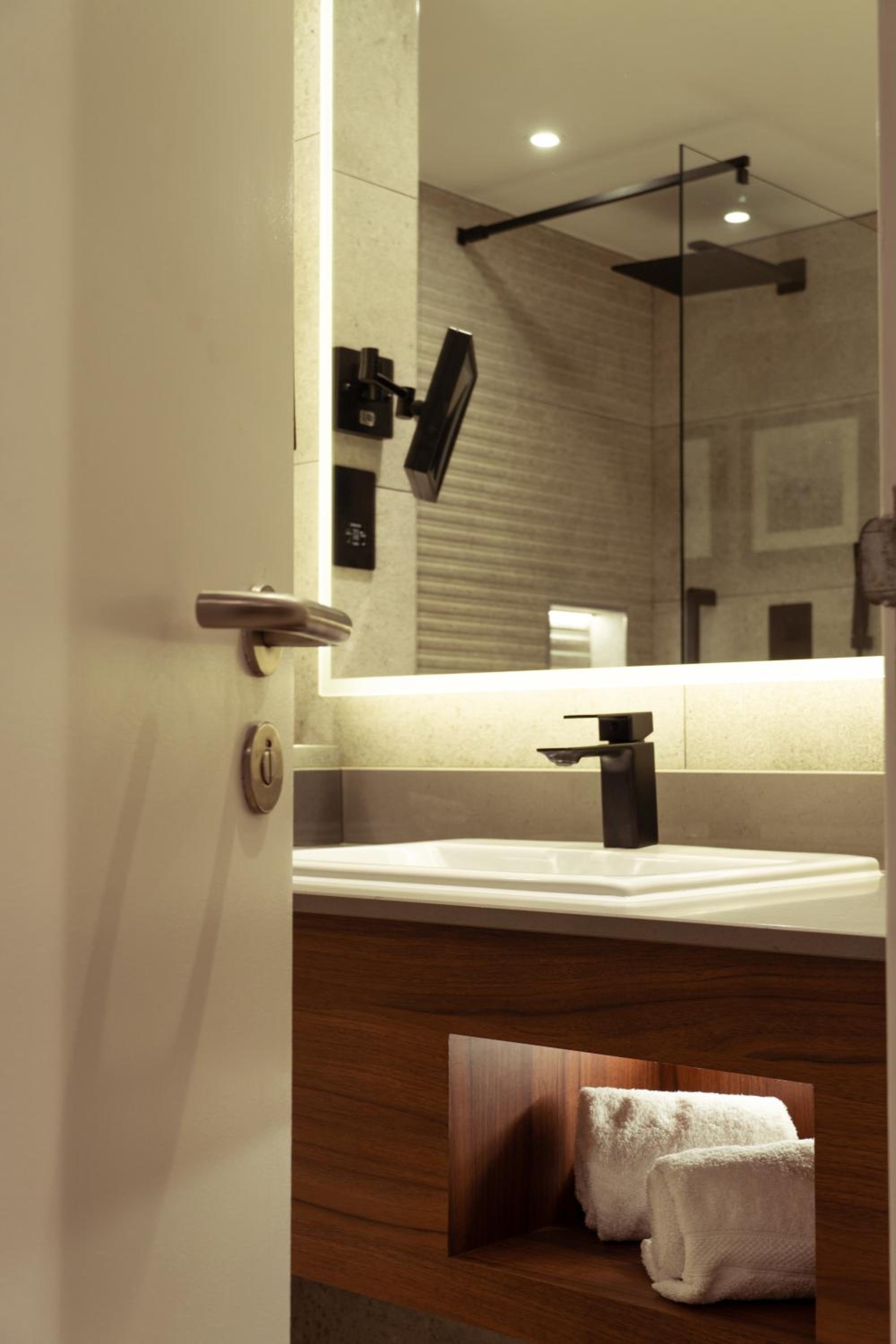Executive King Bedroom - Photo 8