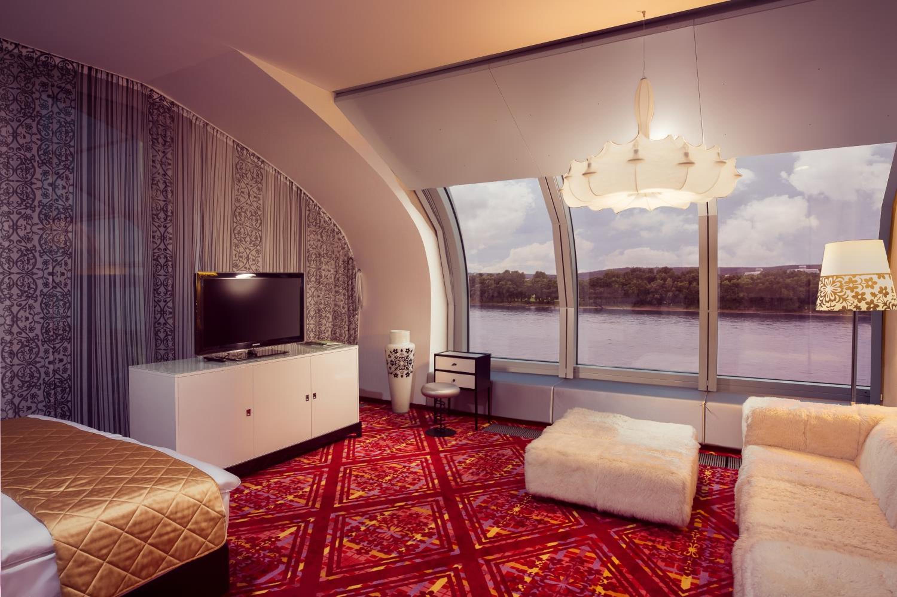 Corner Suite - Photo 2