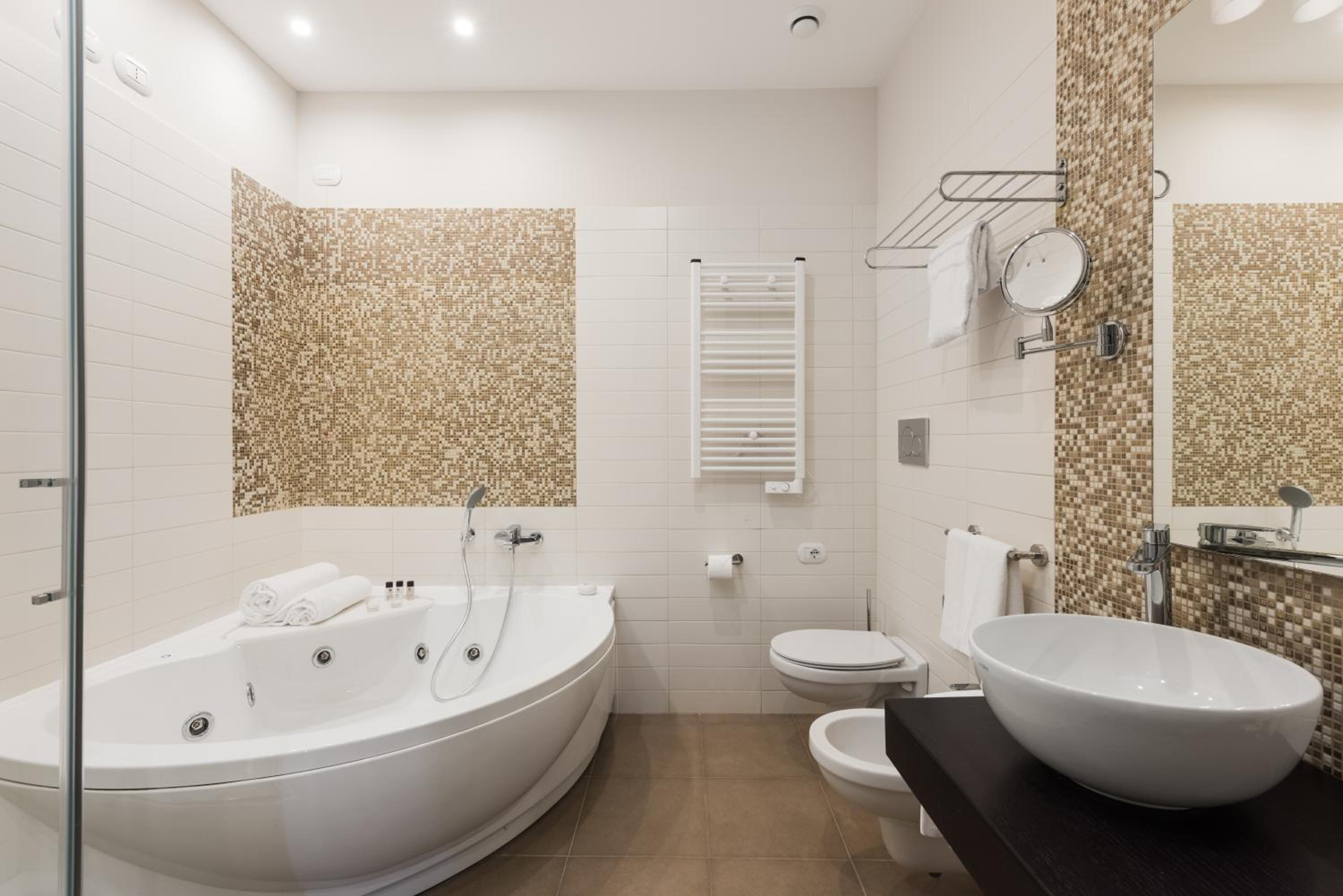 King Suite with Spa Bath photo 3