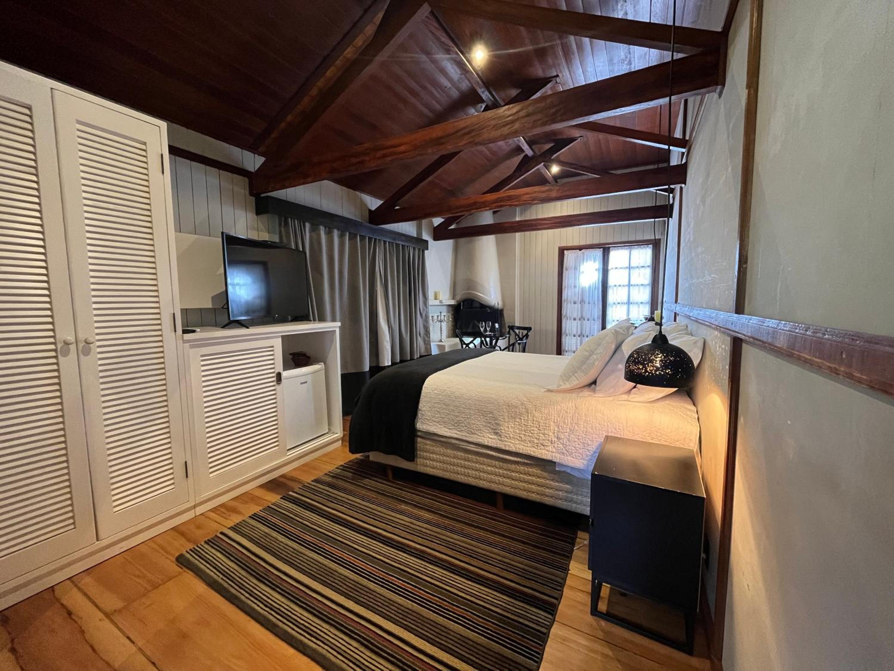 Deluxe Queen Suite - Photo 11