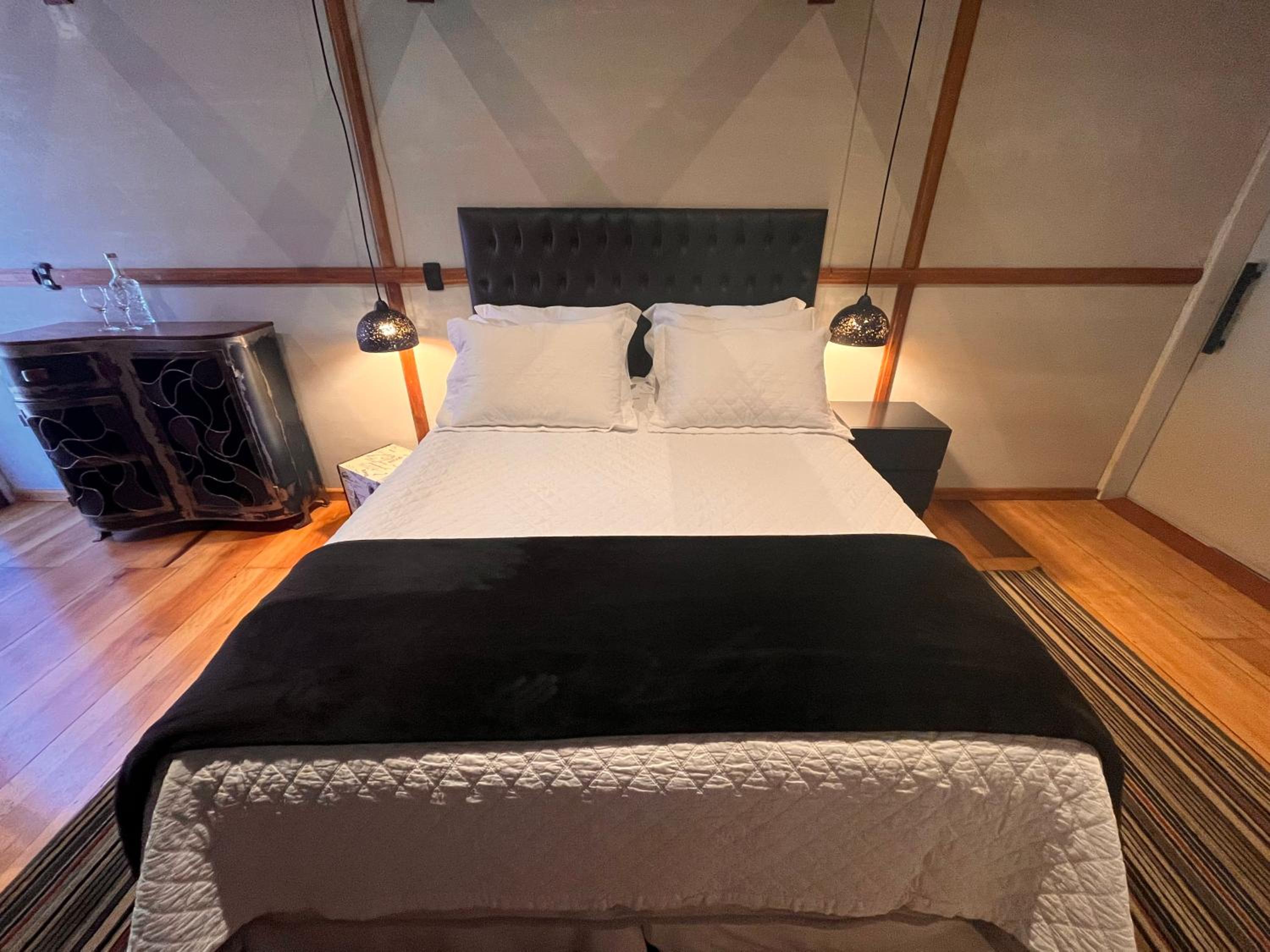 Deluxe Queen Suite - Photo 3