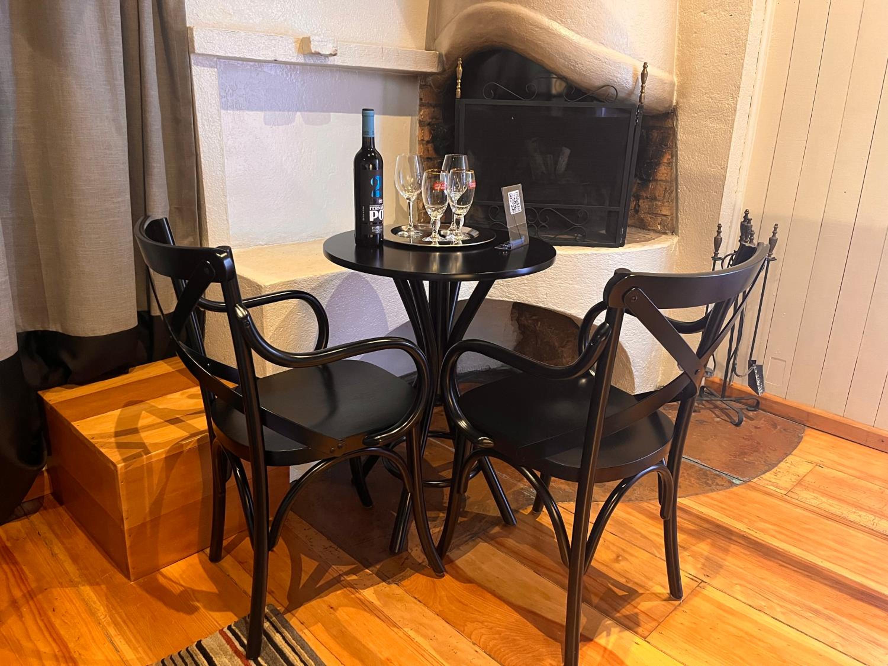 Deluxe Queen Suite - Photo 12