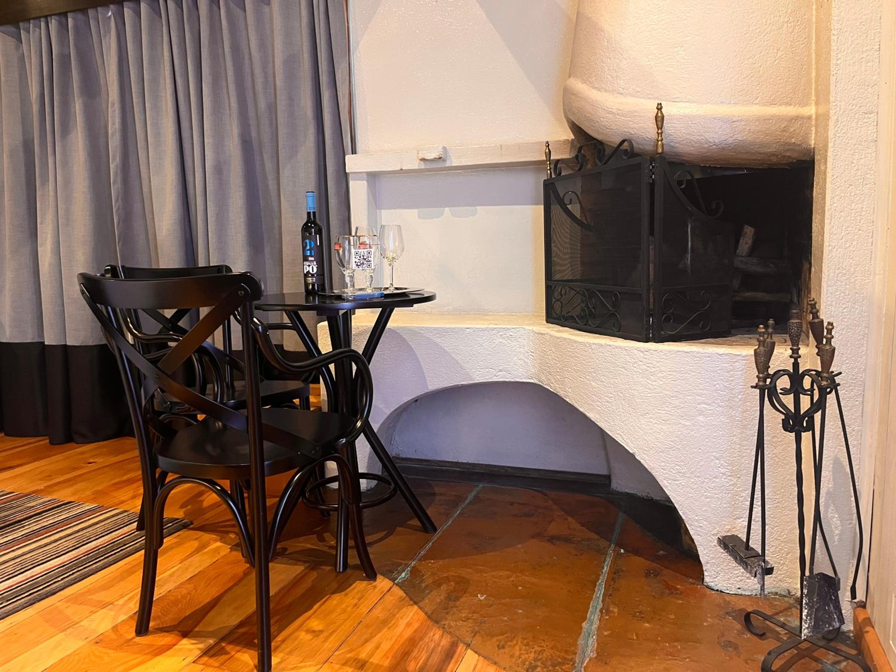 Deluxe Queen Suite - Photo 13
