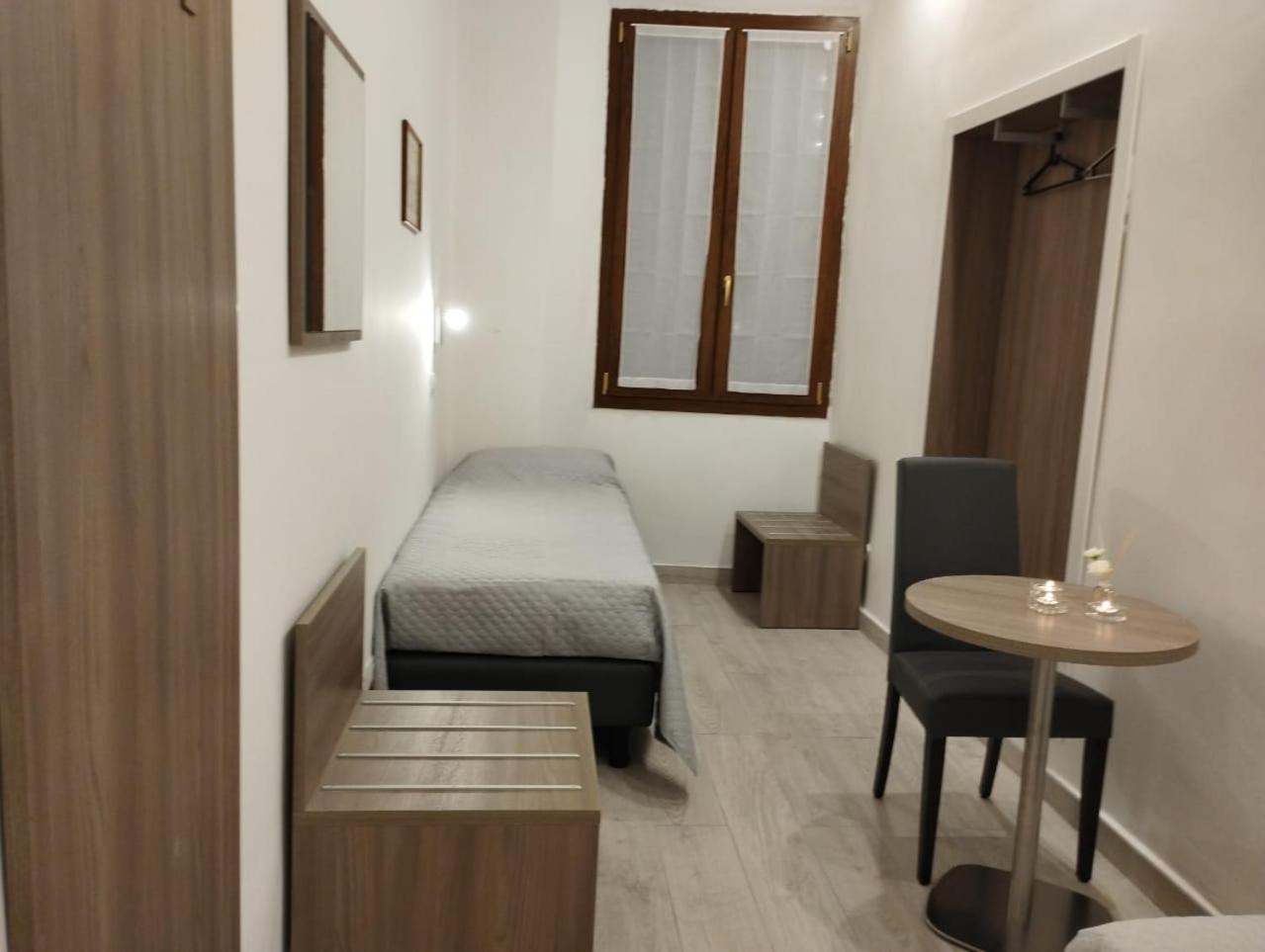 Single Room photo 2