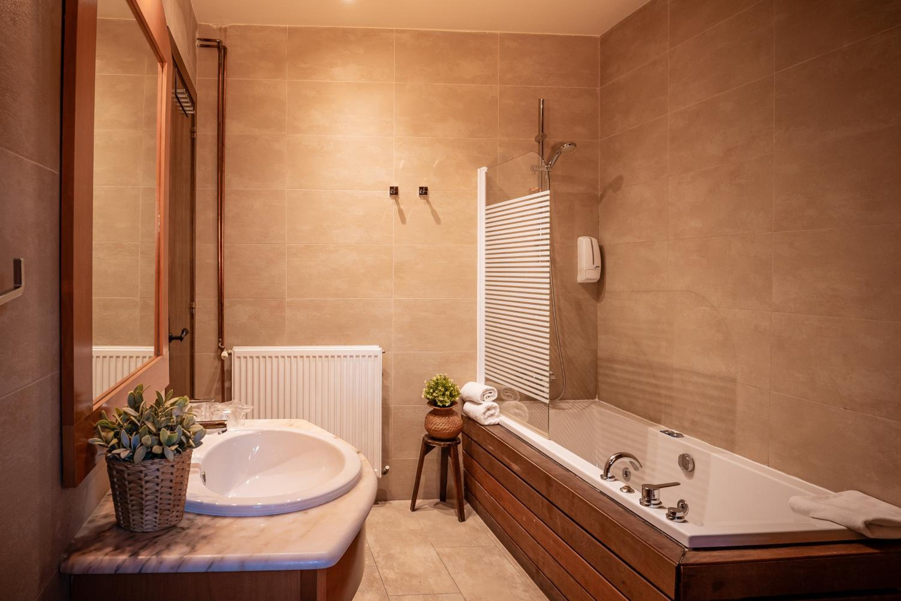 Deluxe Double Room (2 Adults + 2 Child) with Spa Bath photo 3