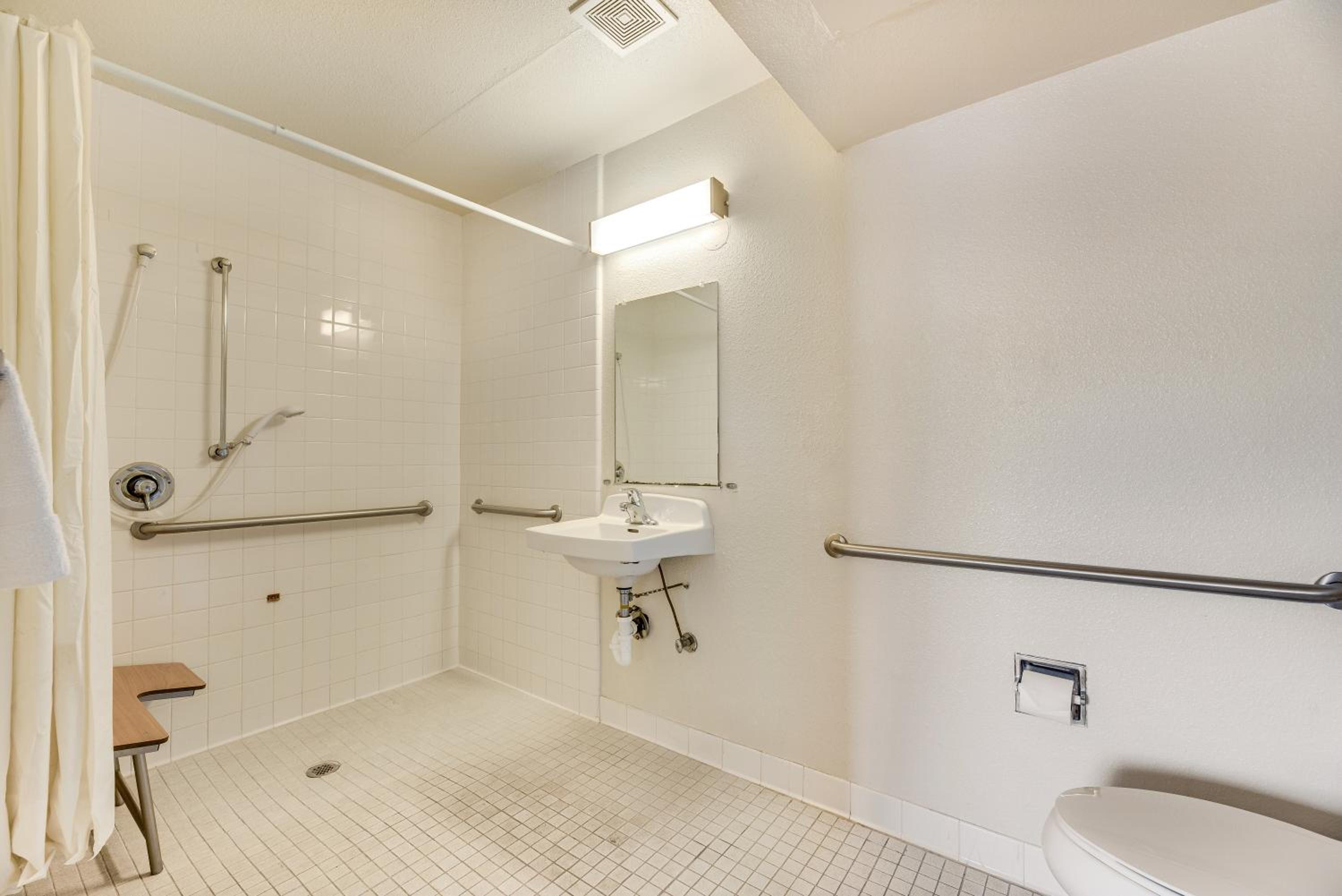 Queen Room with Roll-In Shower - Disability Access/Non Smoking - Photo 4