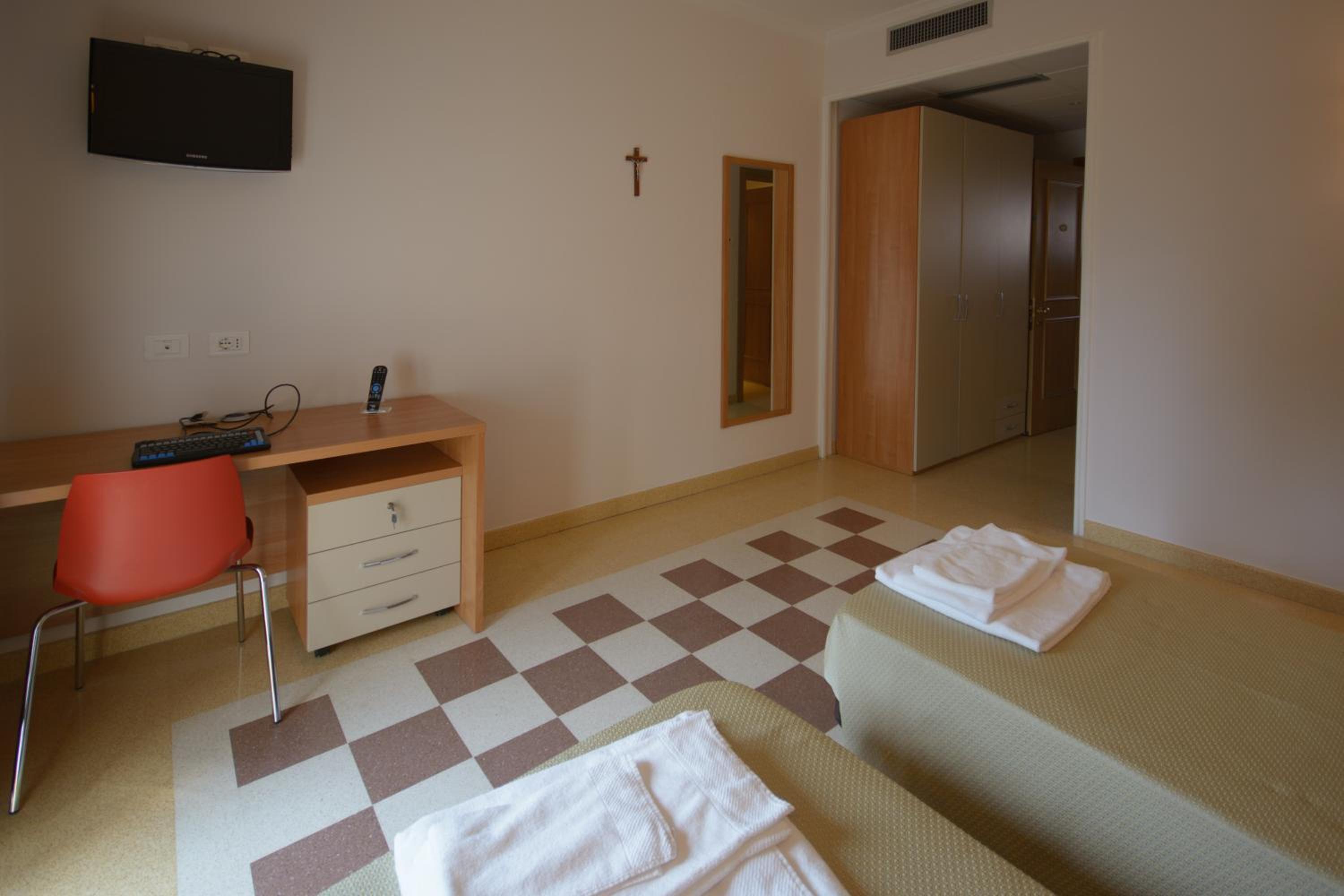 Double or Twin Room photo 3