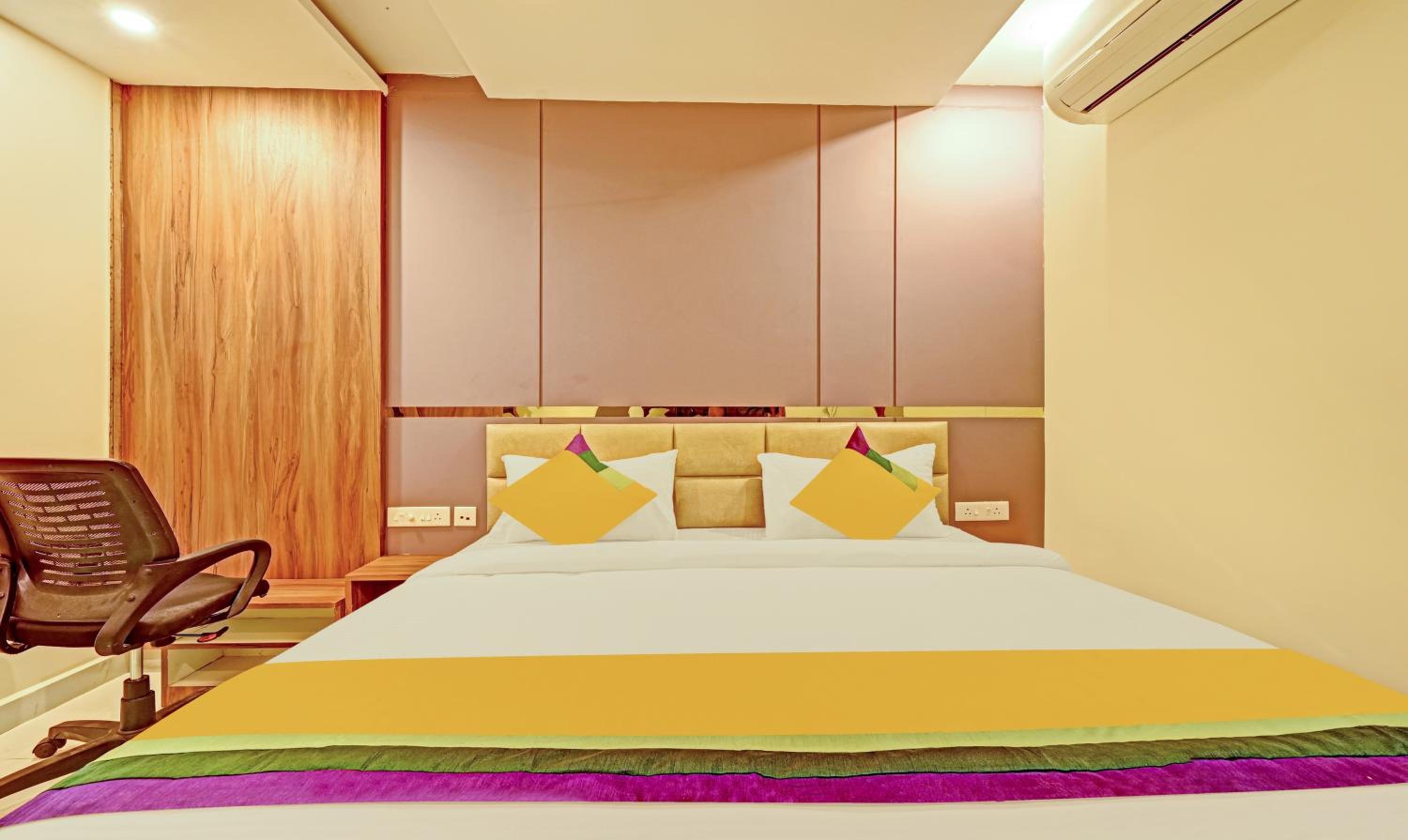 Deluxe Room - Photo 12