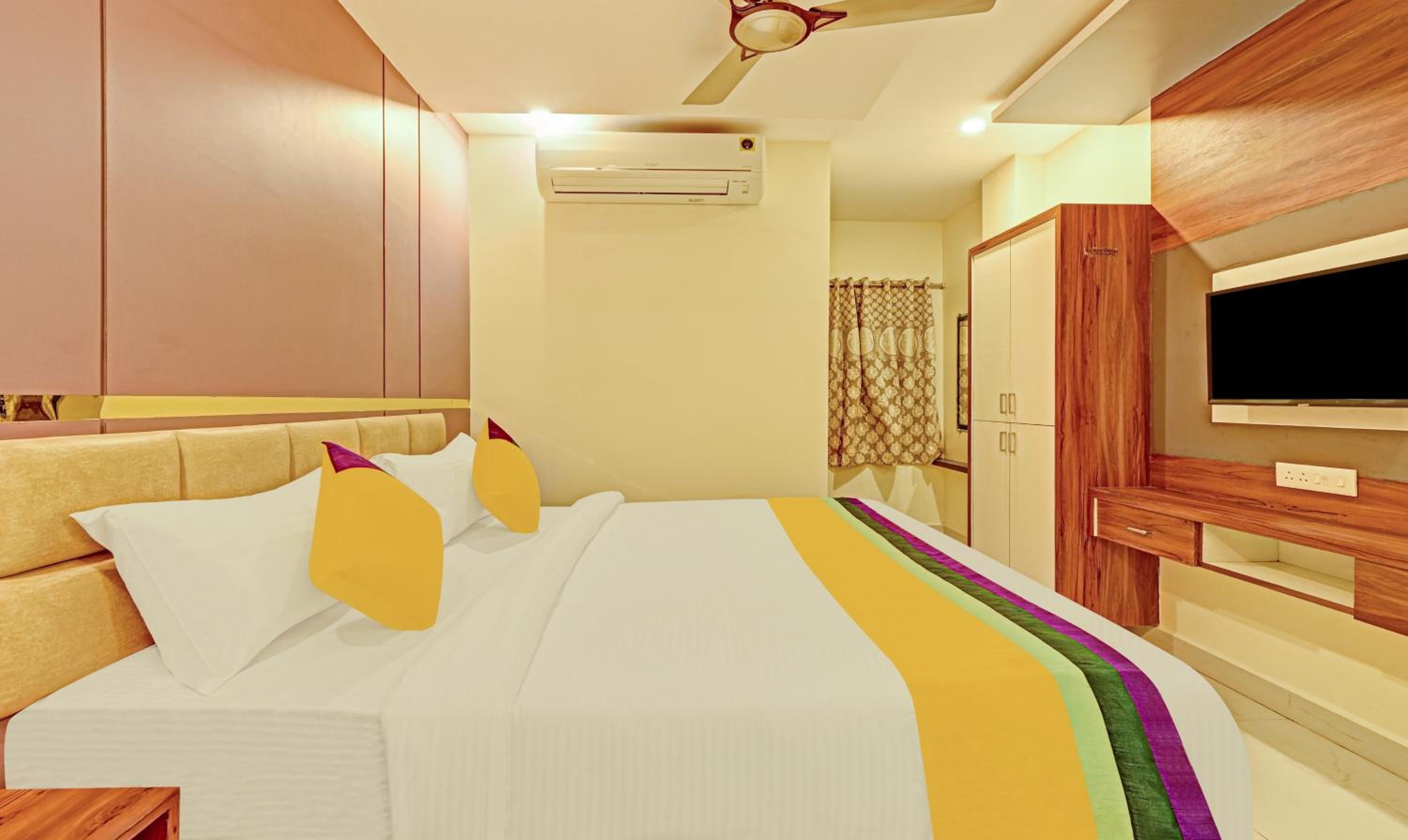 Deluxe Room - Photo 11