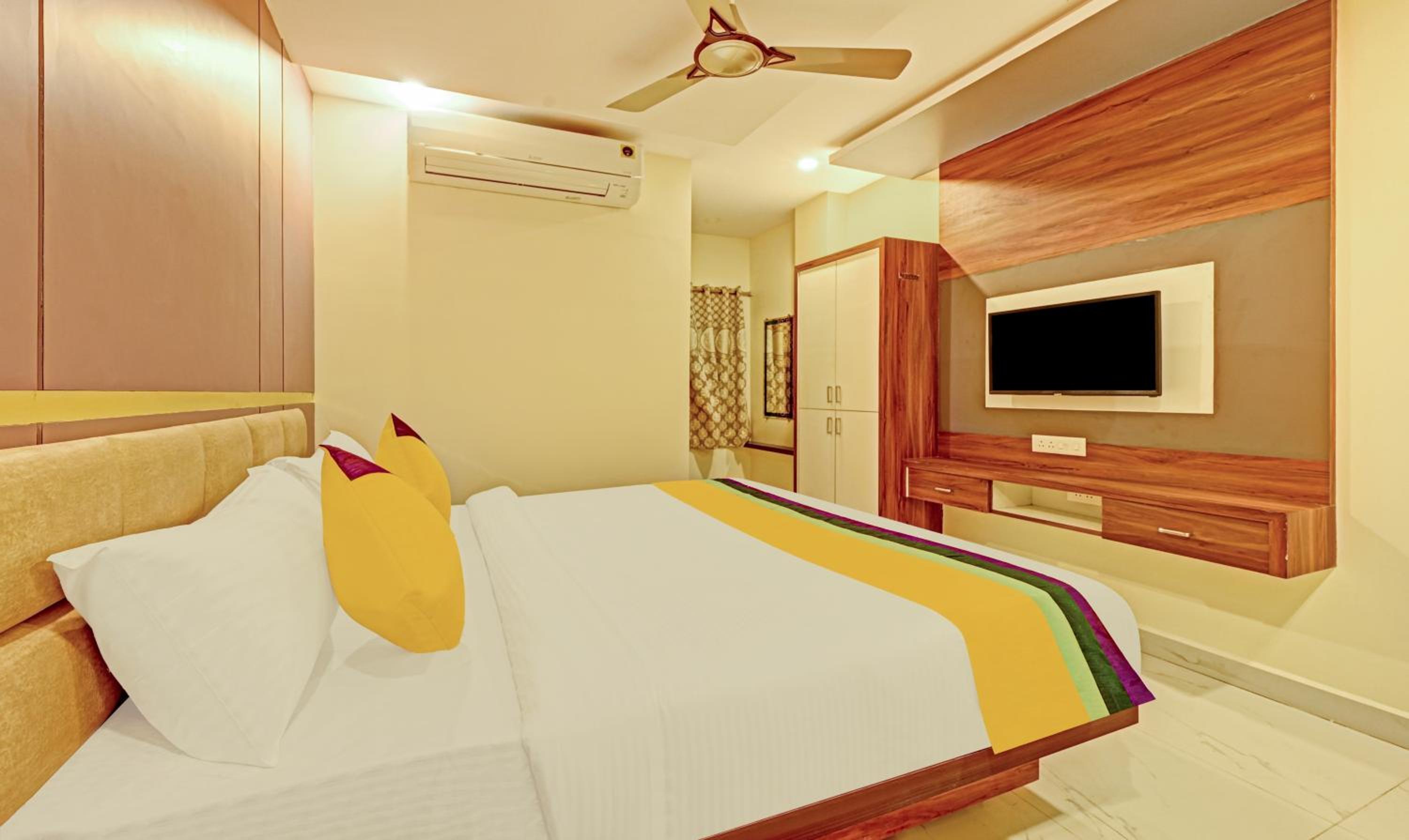 Deluxe Room - Photo 10