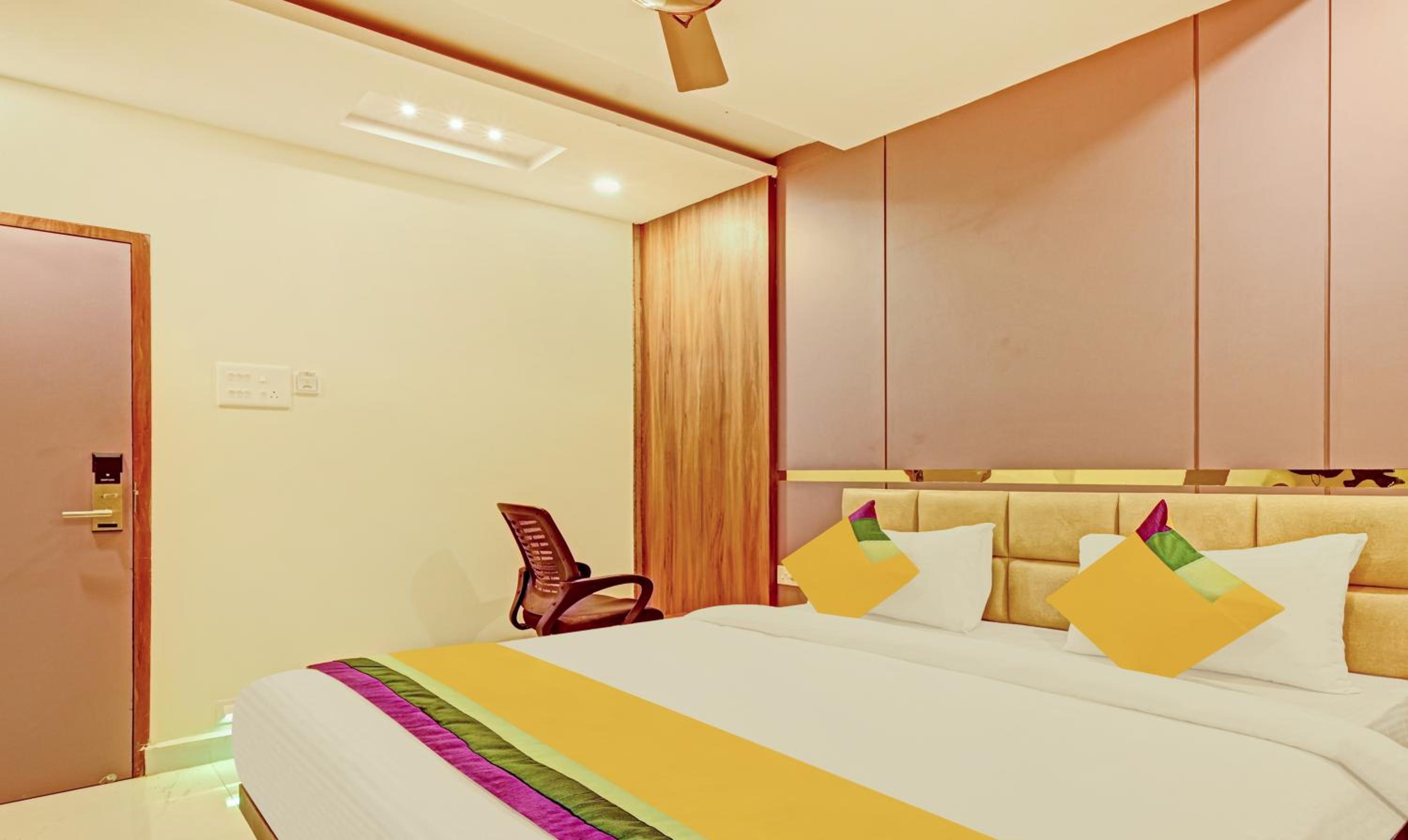 Deluxe Room - Photo 9