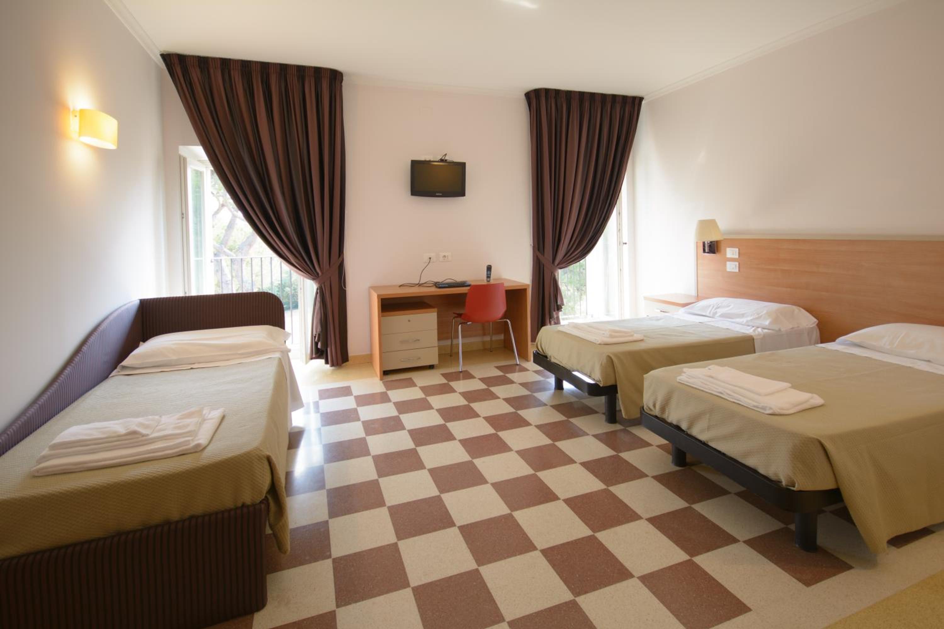 Basic Triple Room photo 2