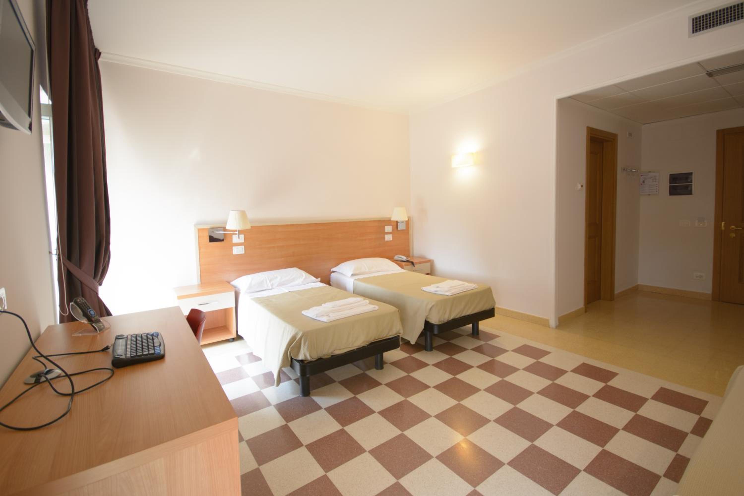 Basic Triple Room photo 1