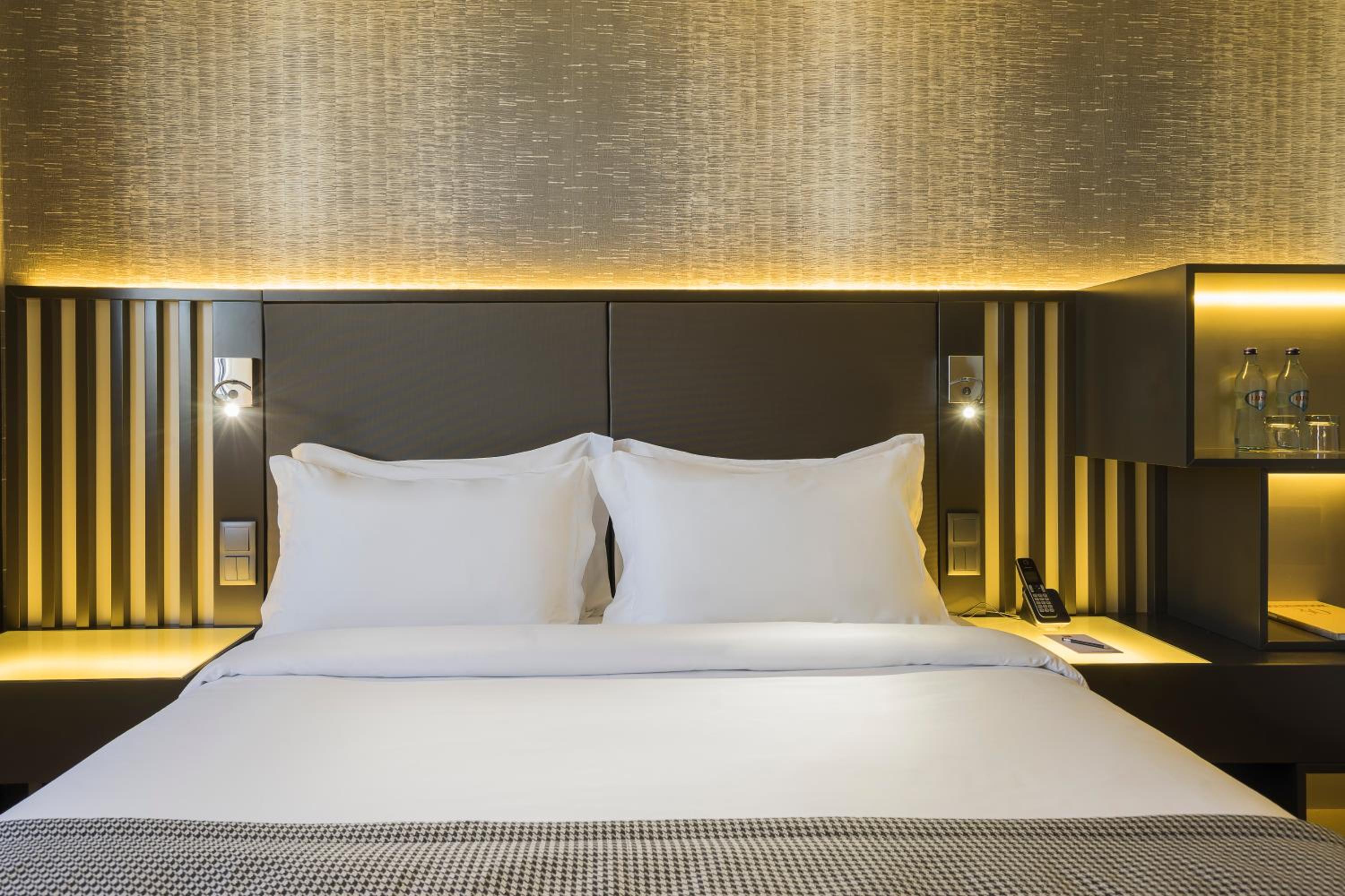 Standard Queen Room thumbnail 5