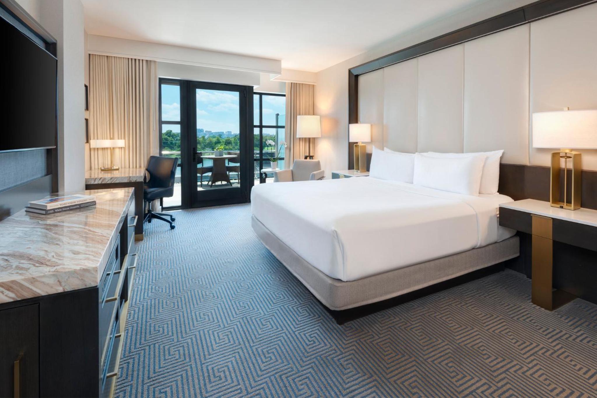 Premium King Room with Balcony and River View thumbnail 5