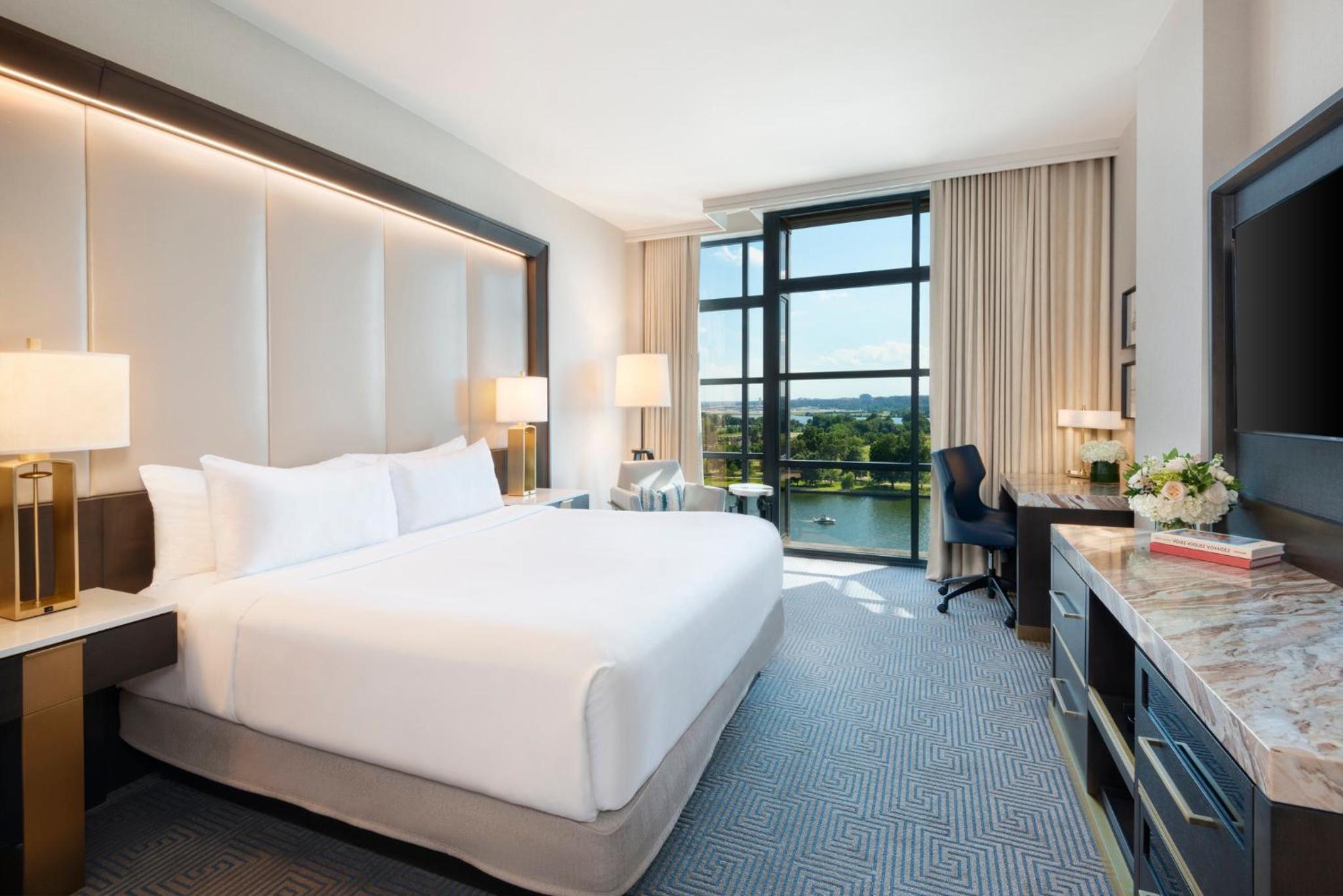 Premium King Room with River View thumbnail 5