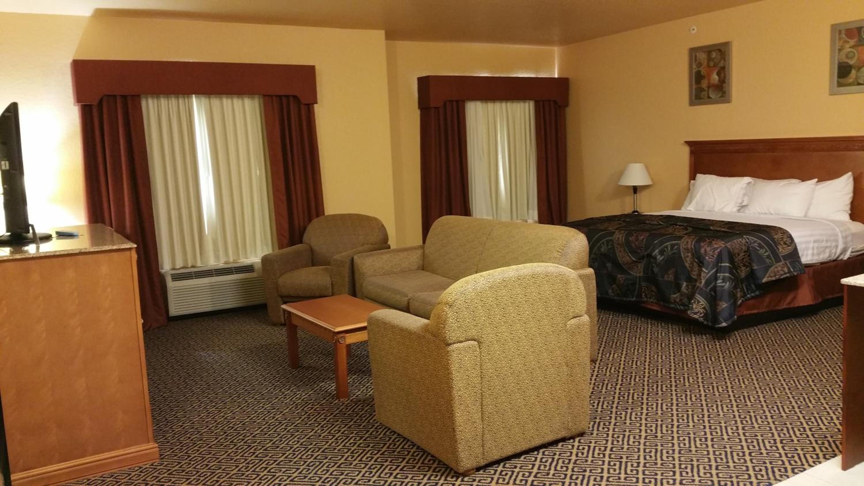 Deluxe King Suite with Sofa Bed photo 3