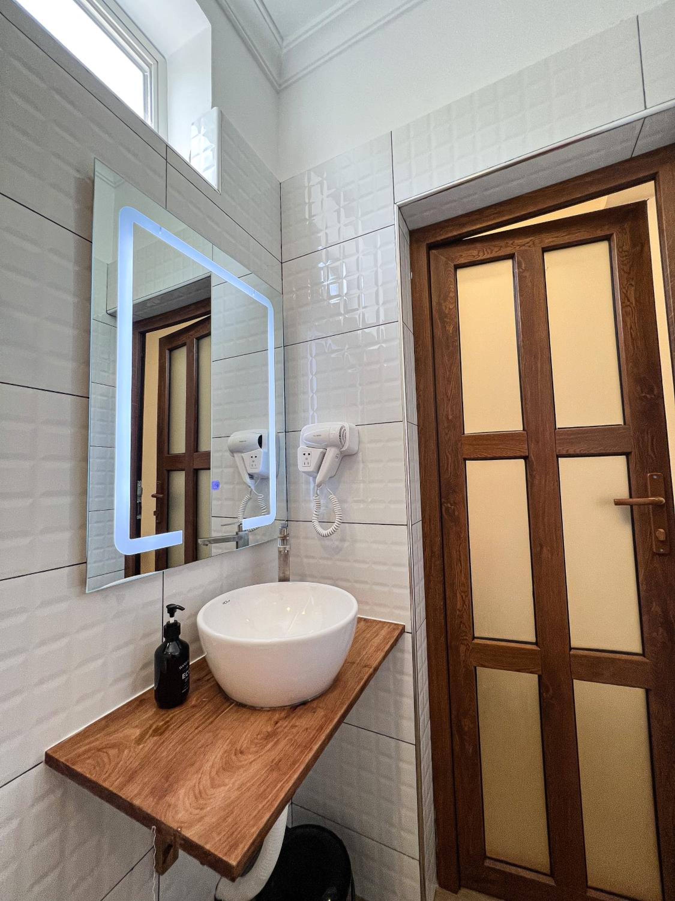 Queen Suite - Photo 3
