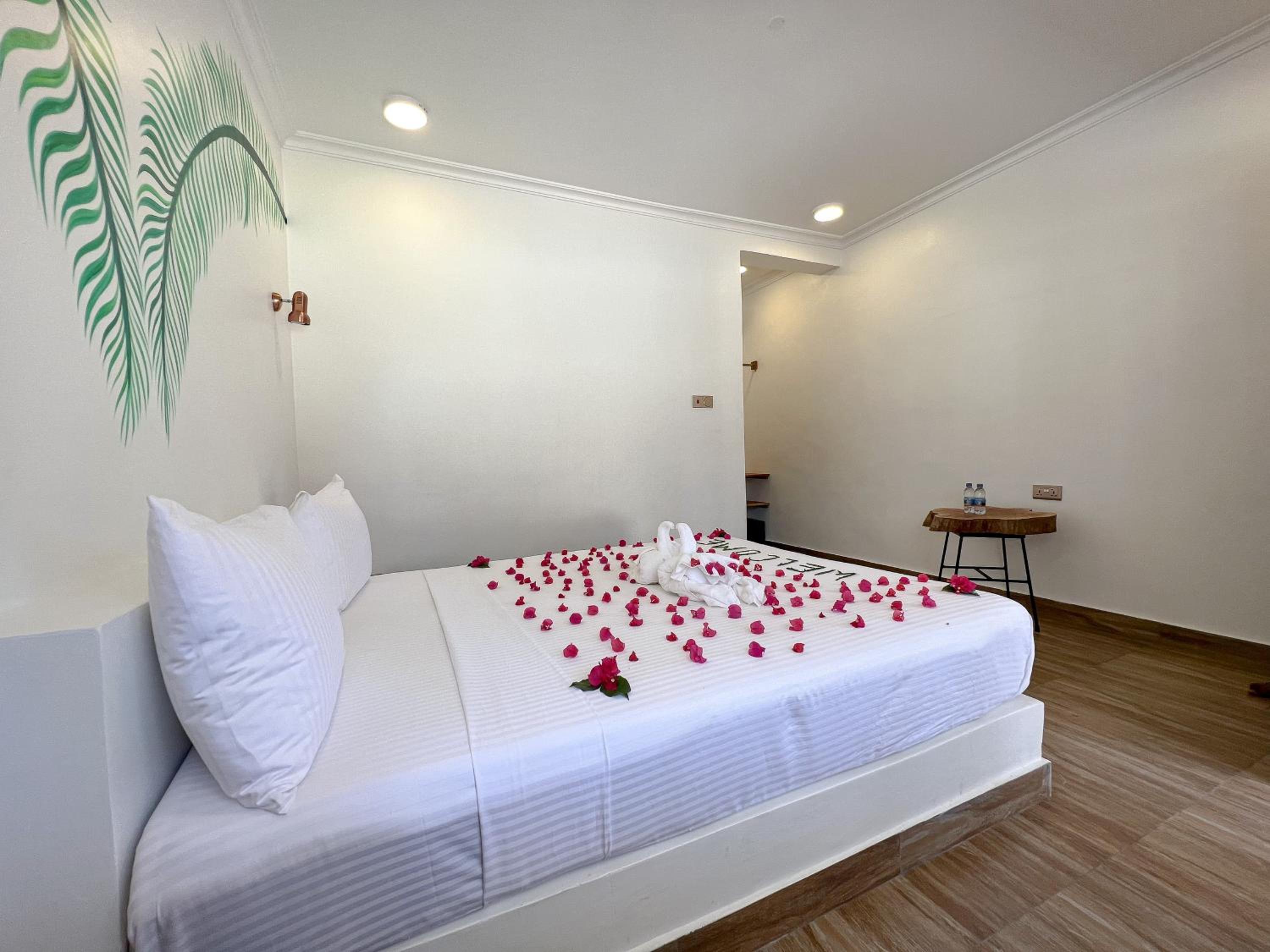 Queen Suite - Photo 11