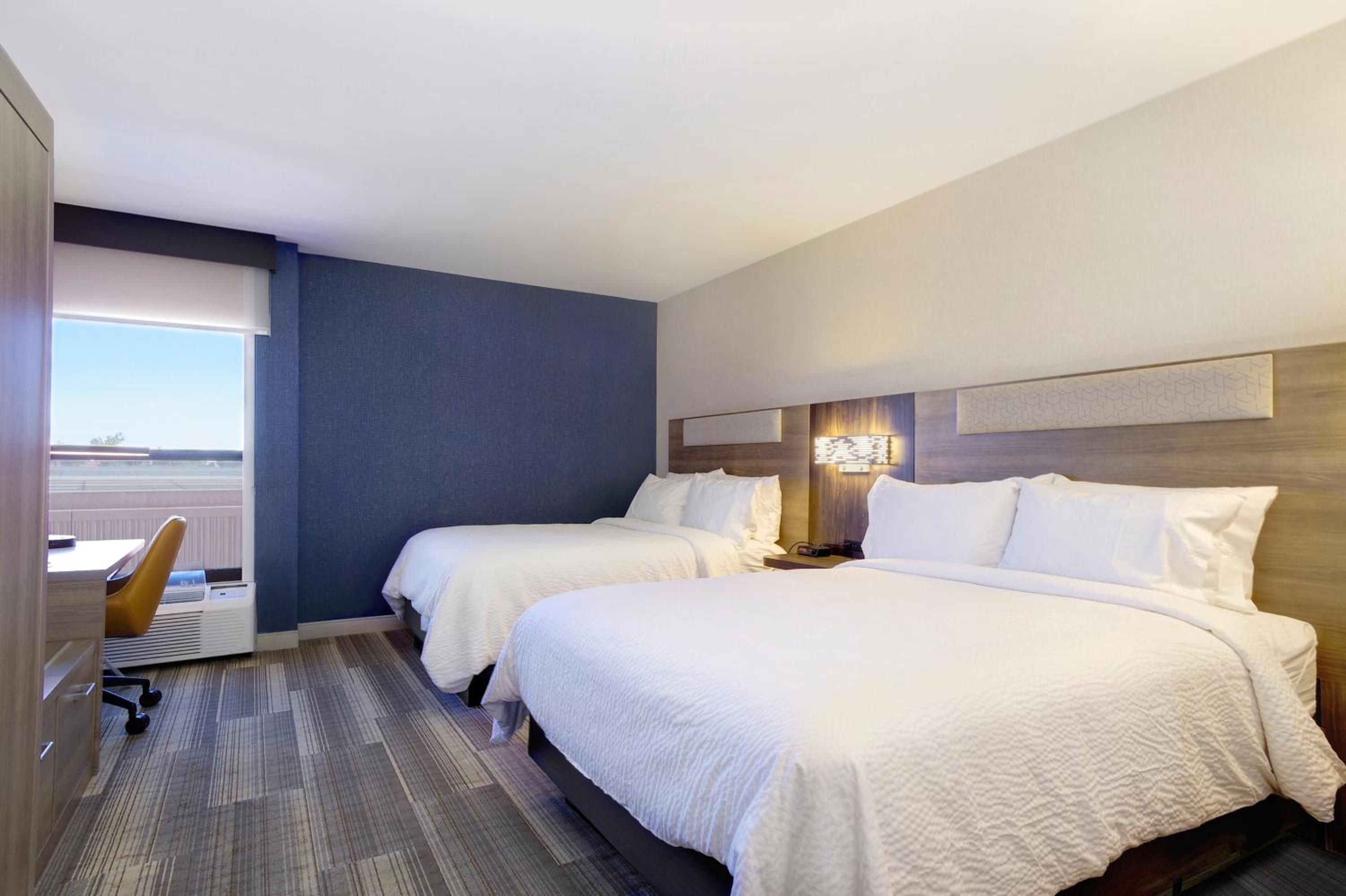 Standard Room with Two Queen Beds - Photo 4