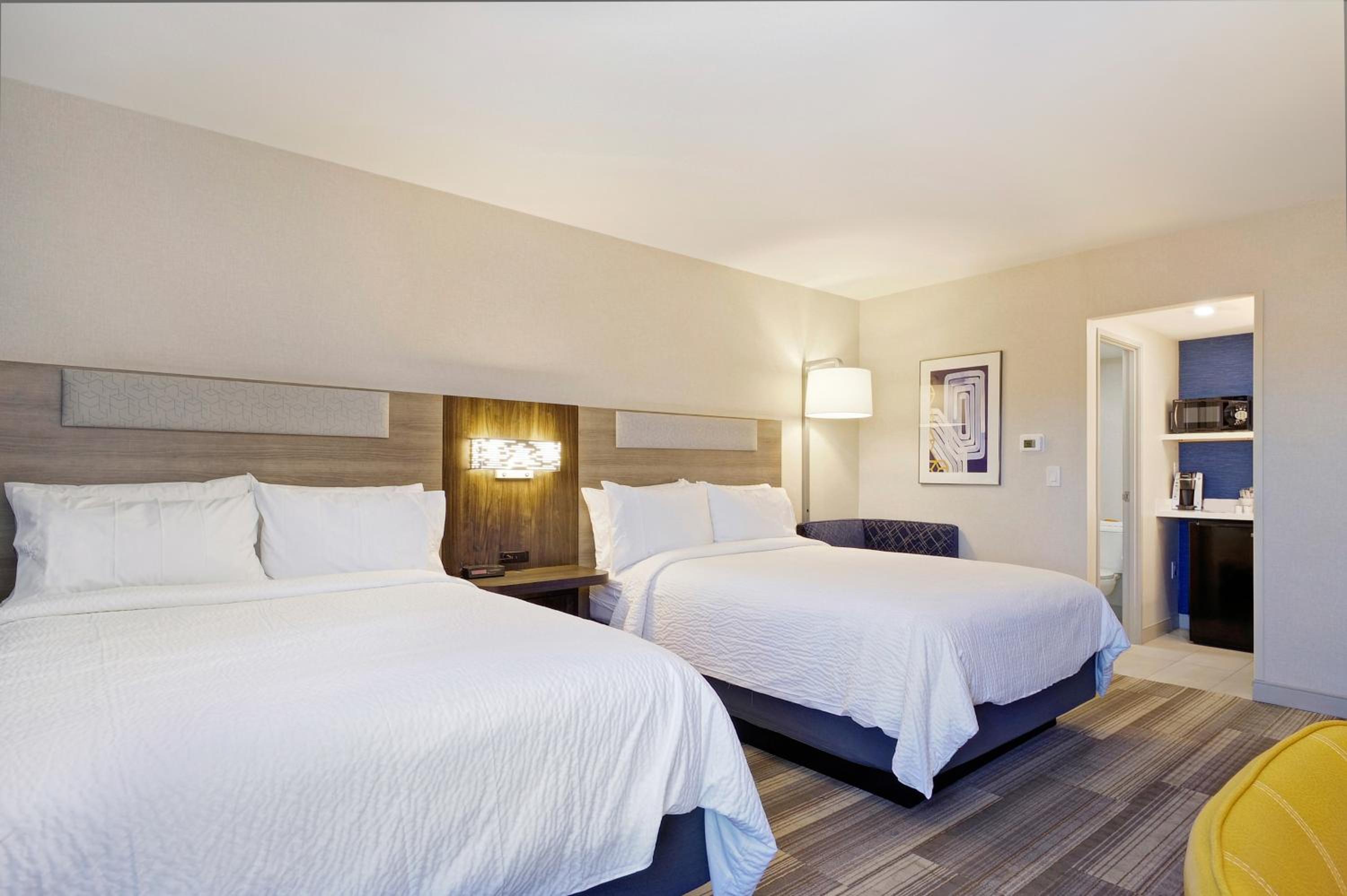 Standard Room with Two Queen Beds - Photo 3