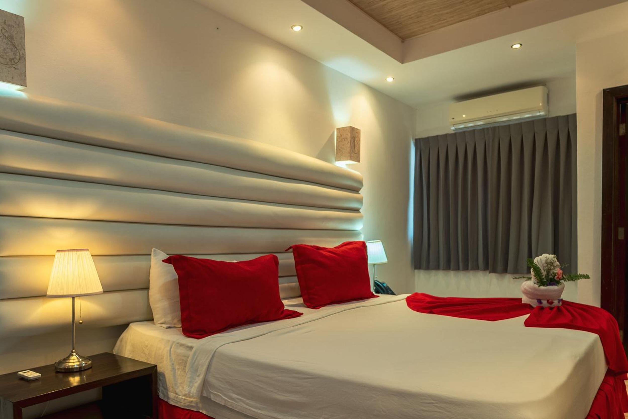 Queen Room with Pool View photo 1