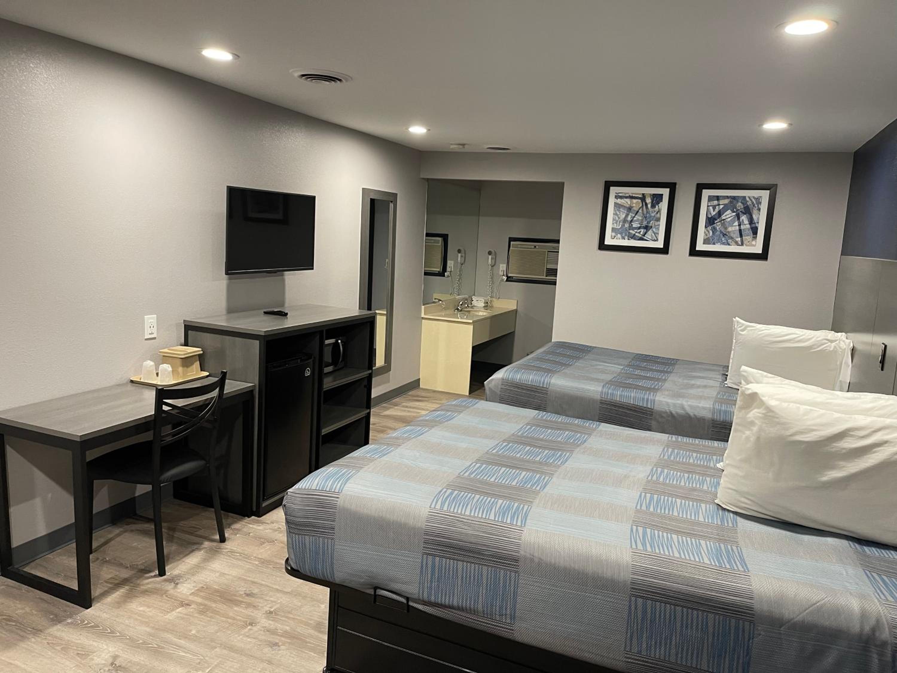Double Room with Two Double Beds - Photo 2
