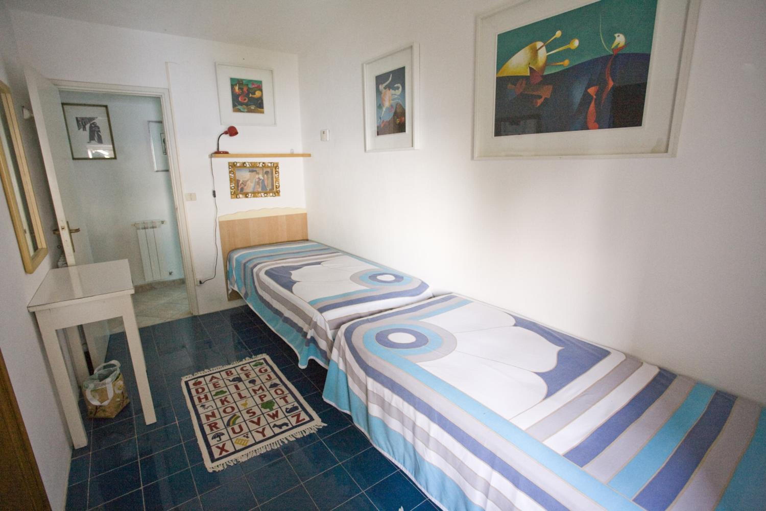 Three-Bedroom House - Split Level photo 2