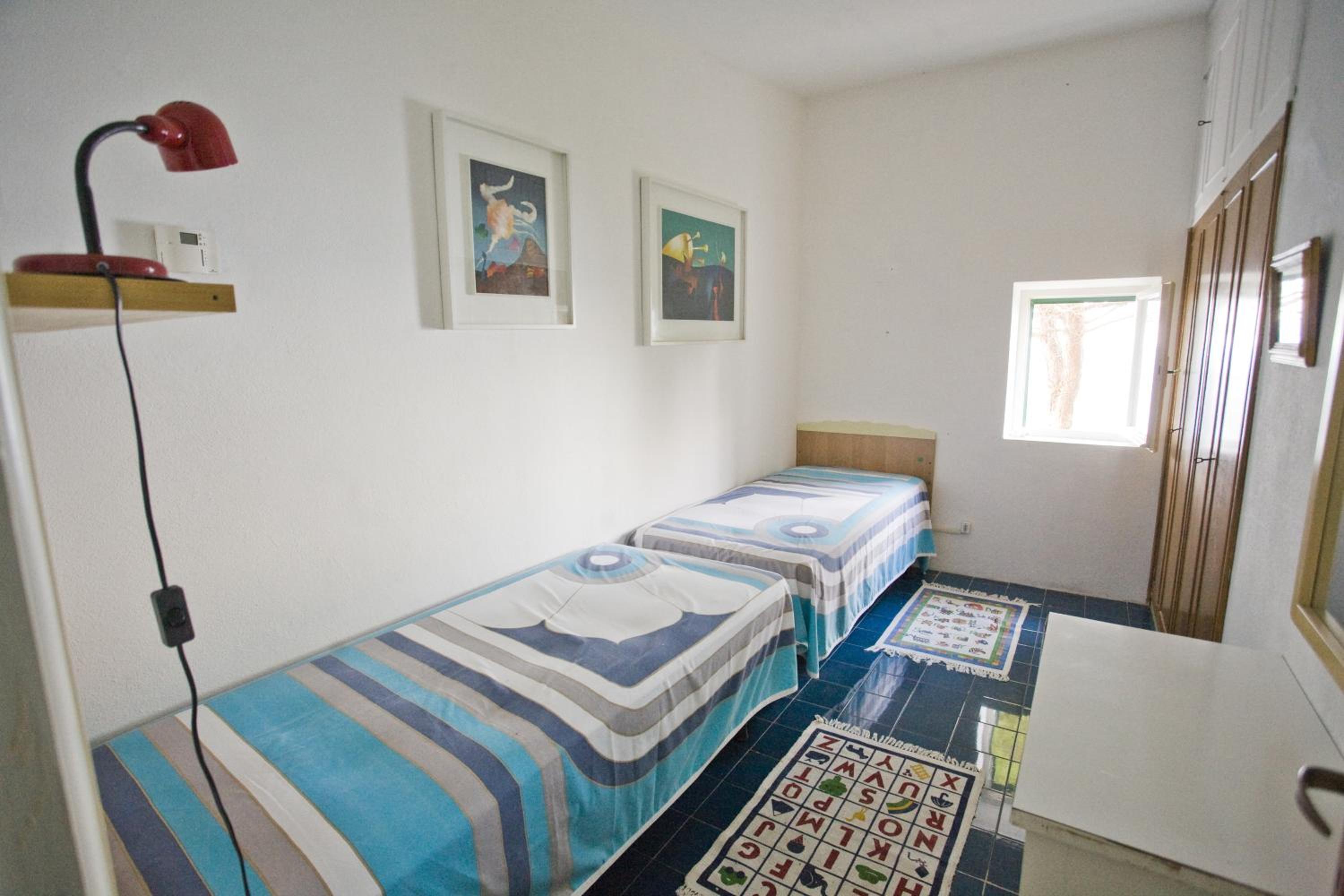 Three-Bedroom House - Split Level photo 3
