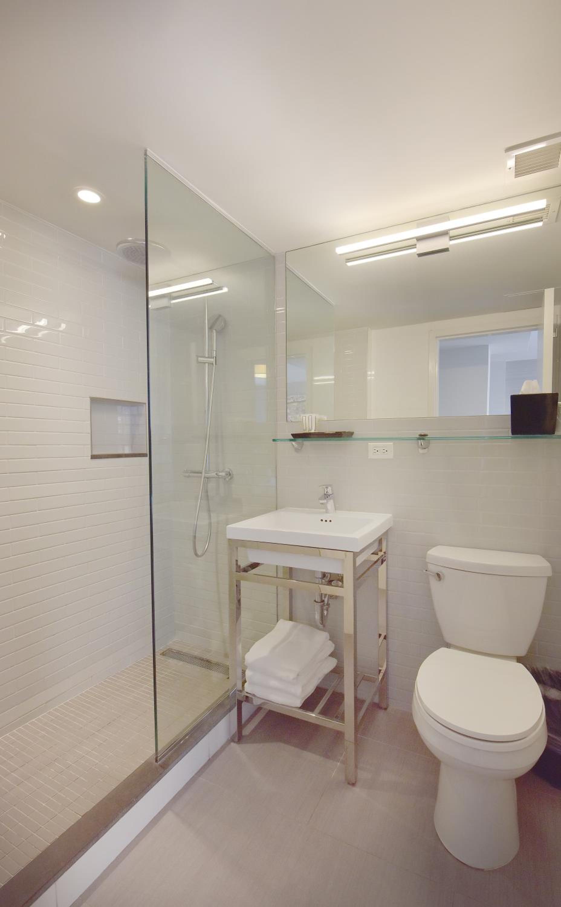 Premium Suite with Two Double Beds with Balcony thumbnail 6