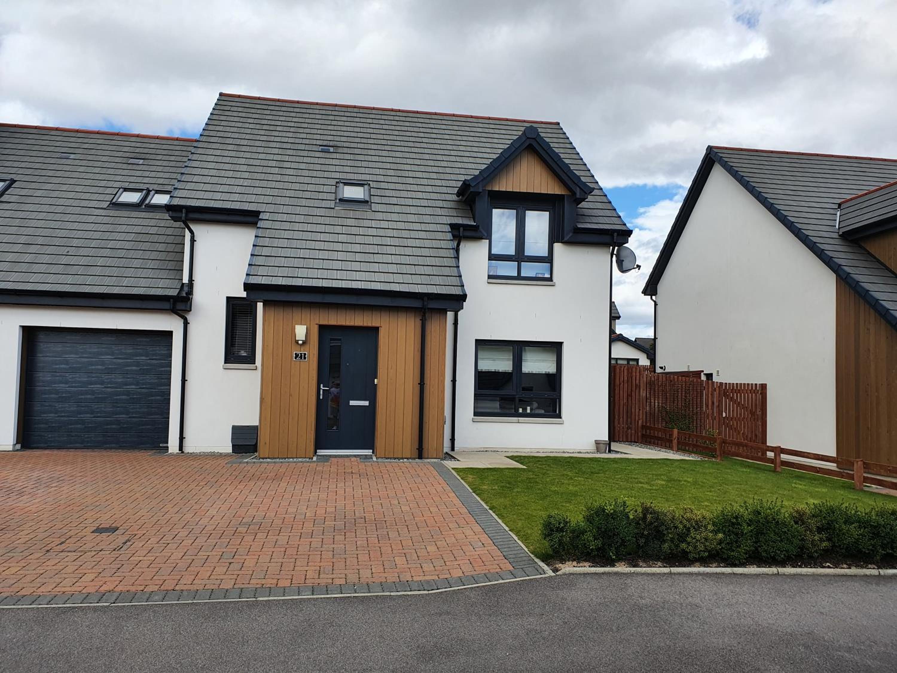 Four-Bedroom House photo 2