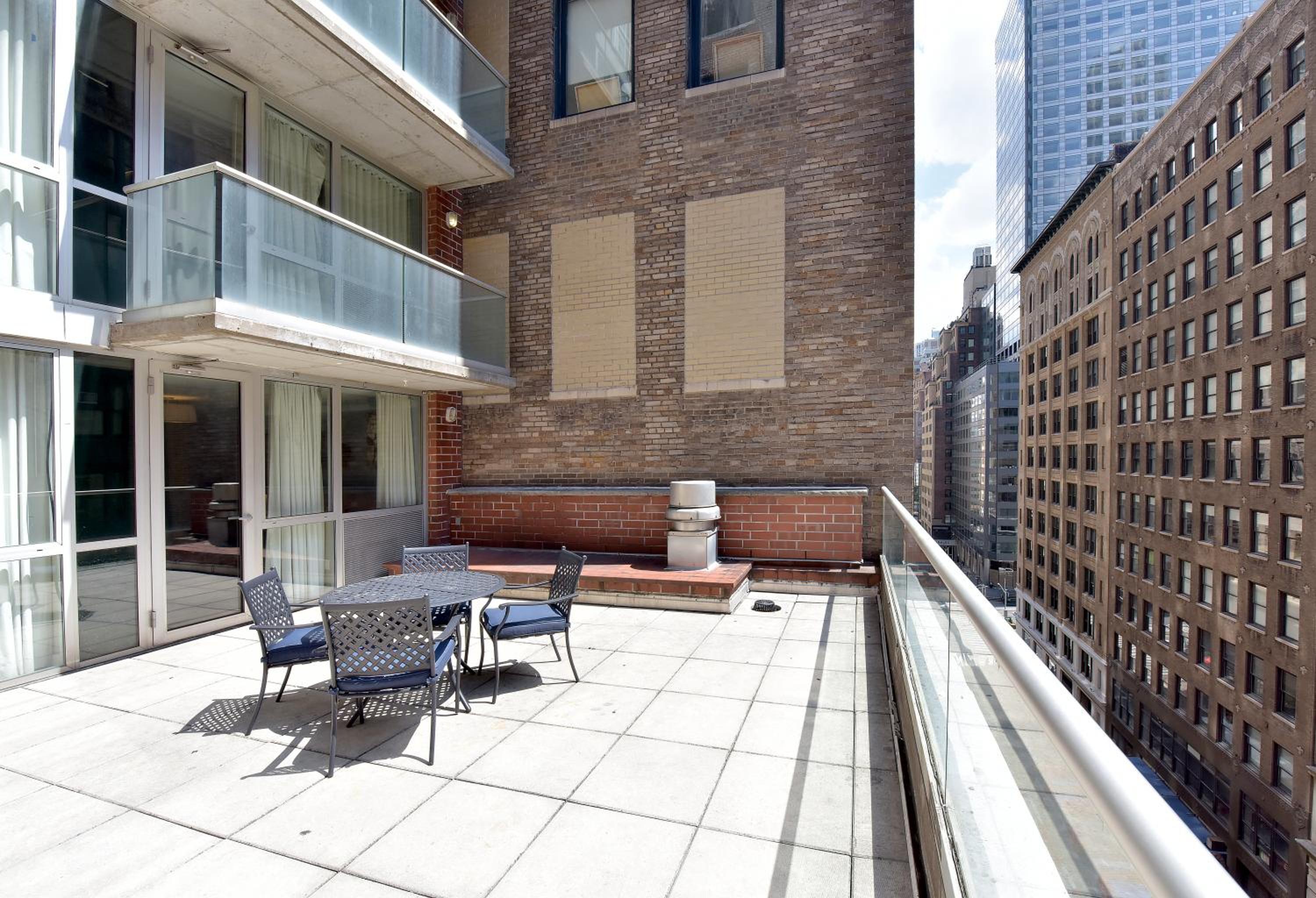Queen Premier with Private Roof Deck
