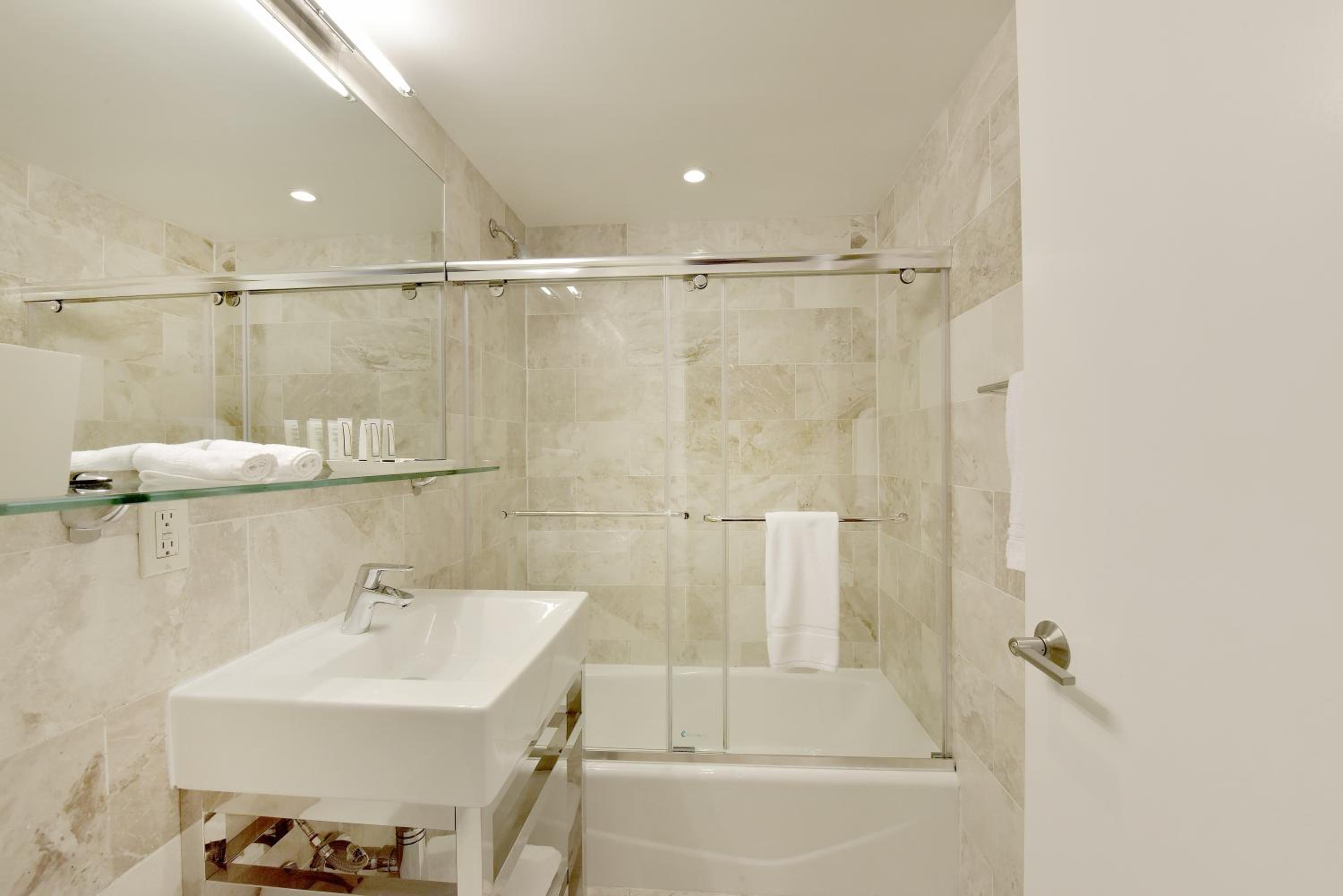 Deluxe Queen Room with Two Queen Beds